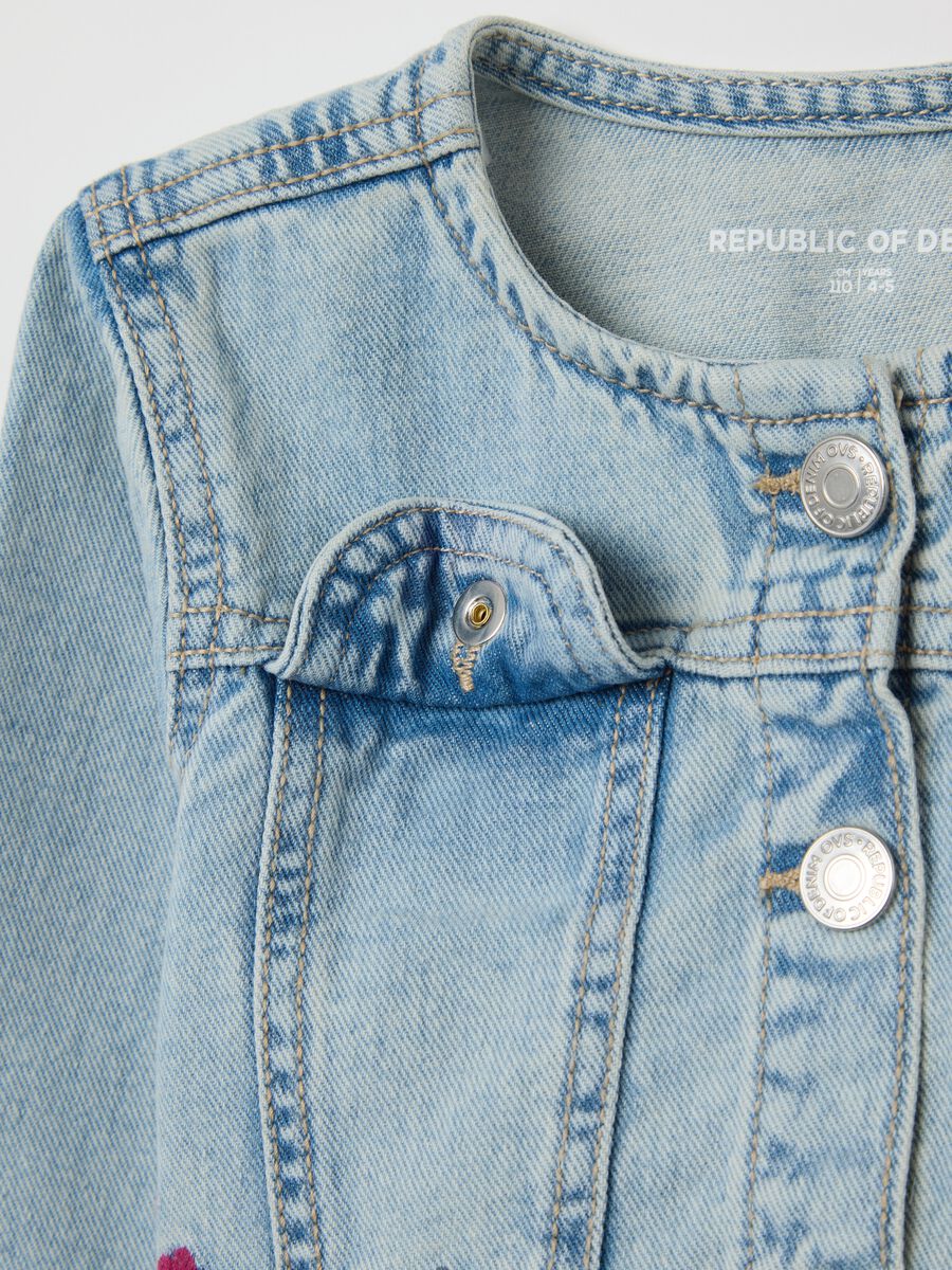 Light denim jacket with flowers embroidery_2