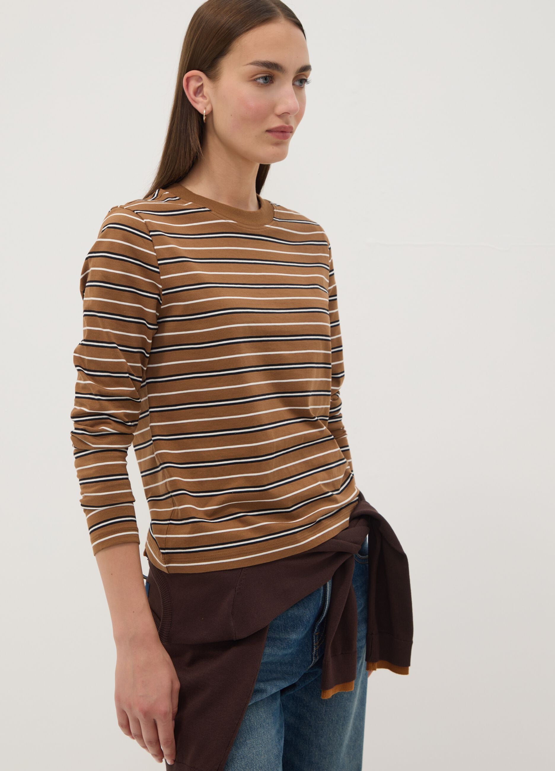 T-shirt multicolor in puro cotone a righe con girocollo regular fit