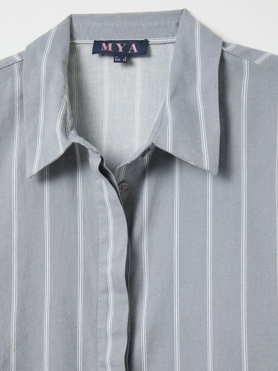 Curvy grey pinstriped shirt with kimono sleeves_5