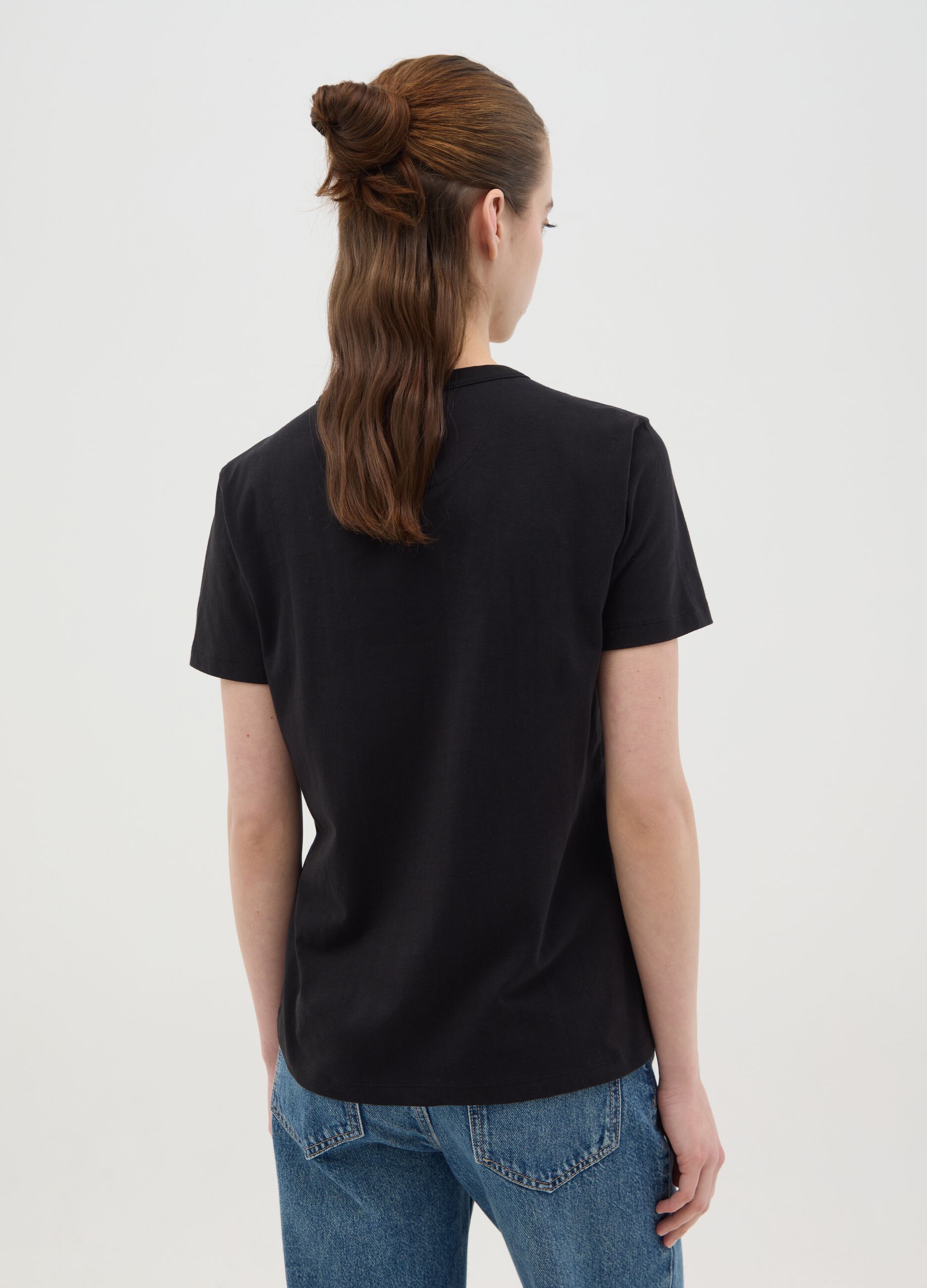 Black T-shirt in cotton with beads and flowers application