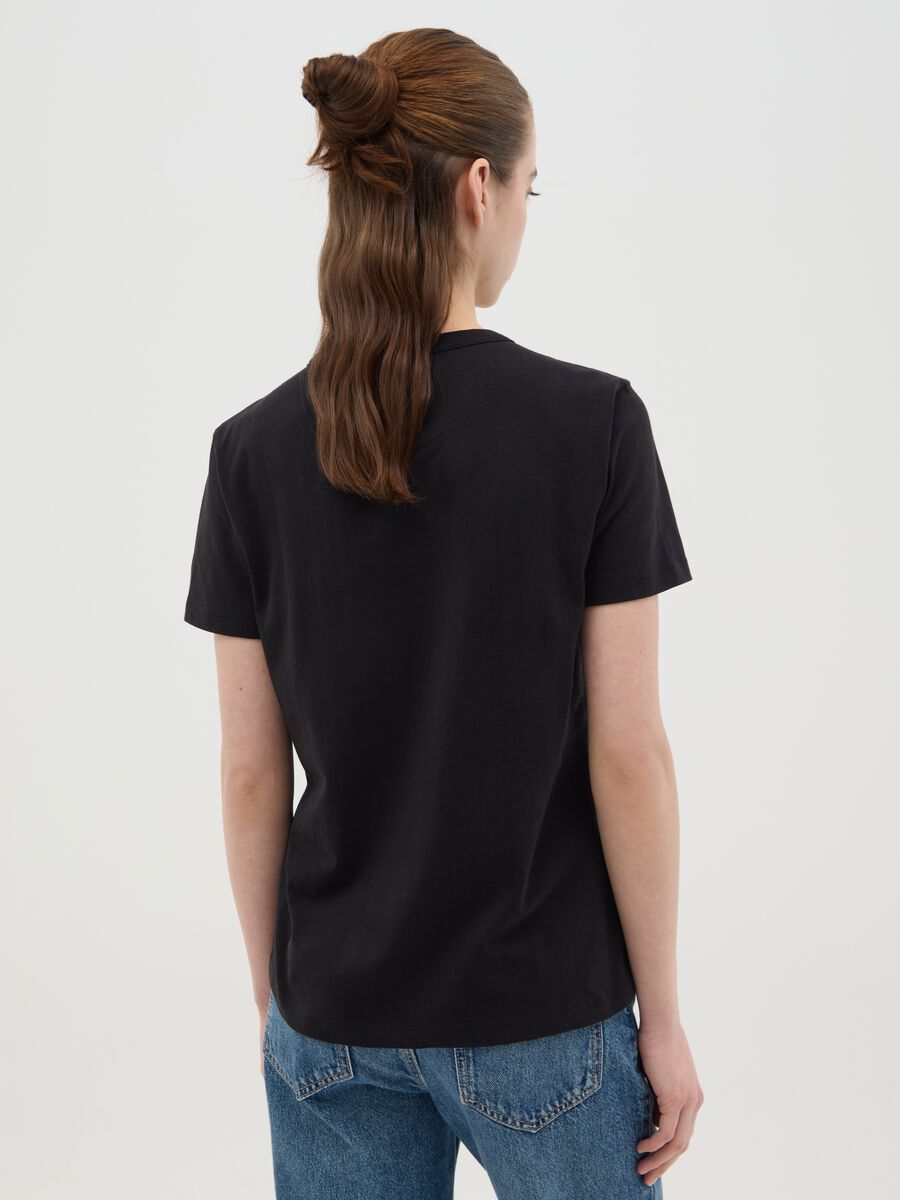 Black T-shirt in cotton with beads and flowers application_3