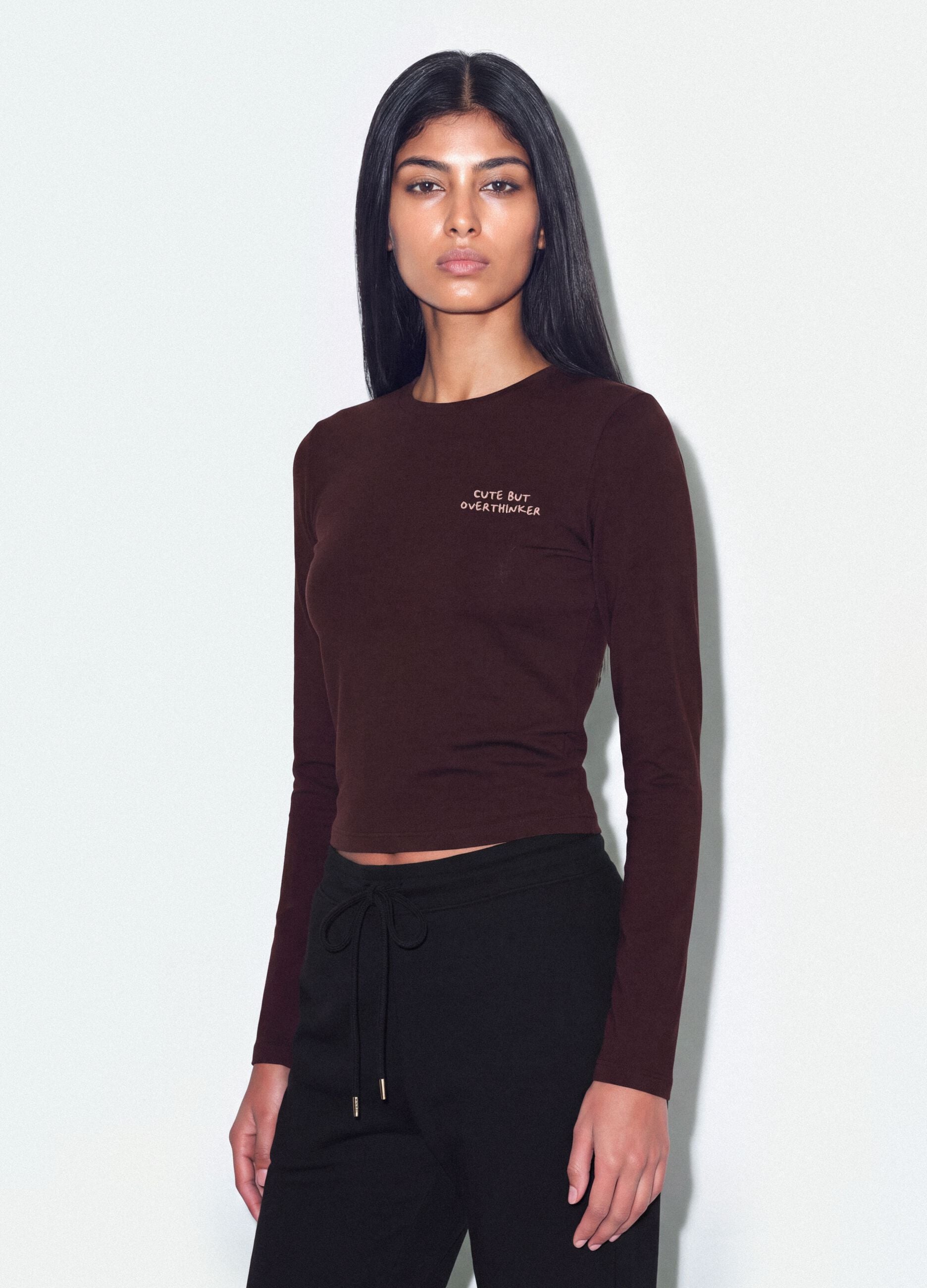 T-shirt marrone in puro cotone con lettering sul petto