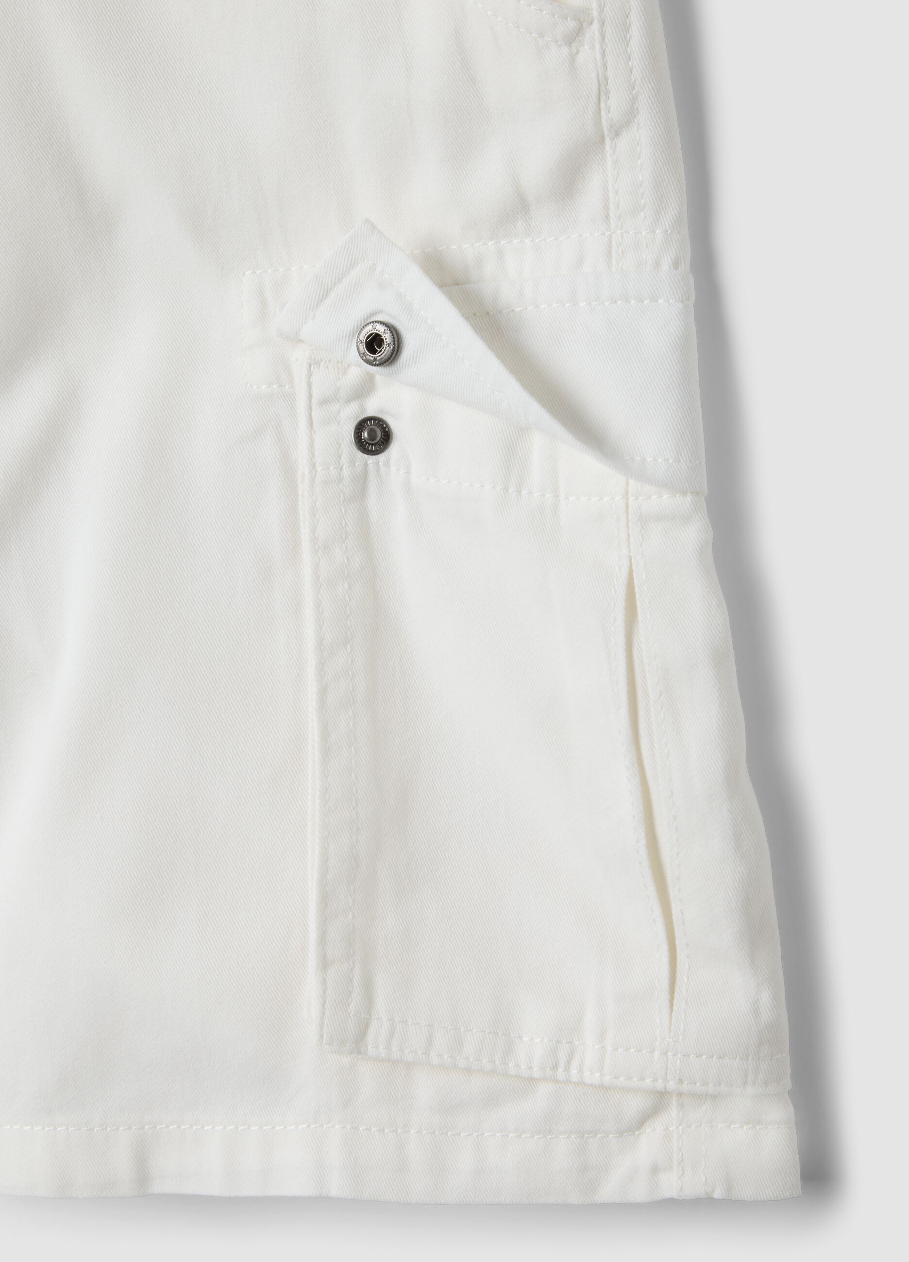 White pure cotton regular-fit cargo shorts