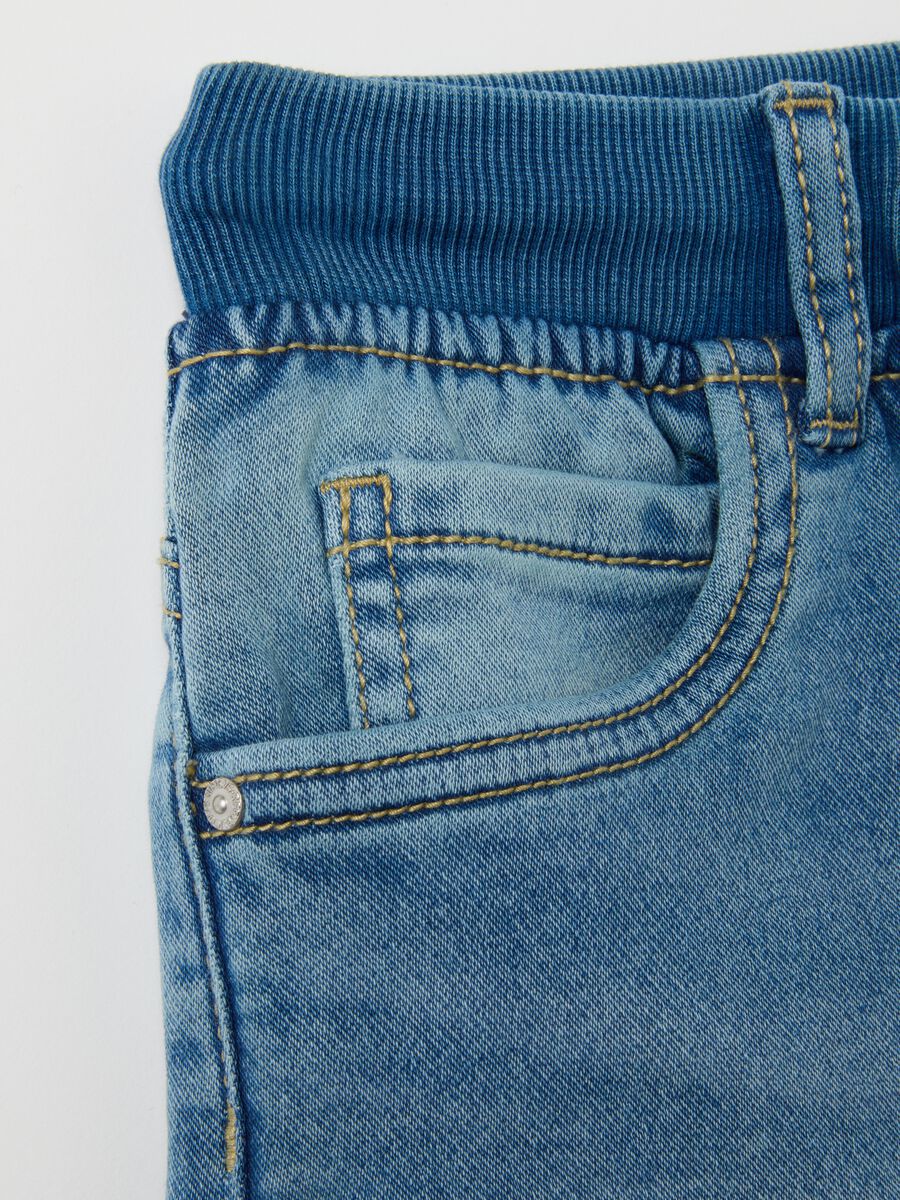 Jeans da bambino in misto cotone blu elasticizzato_3