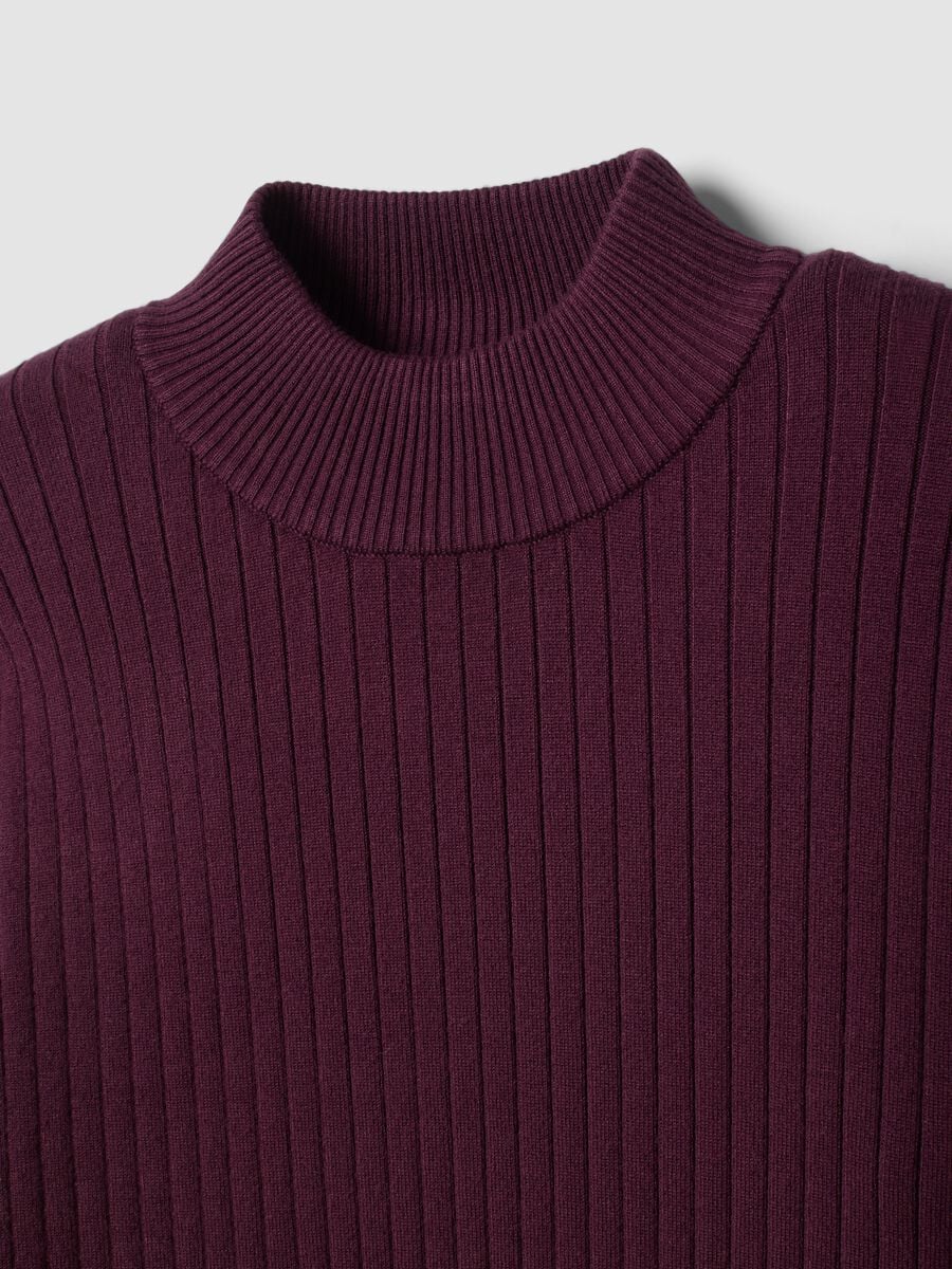 Maglia viola in misto viscosa a costine con Collo rialzato_5