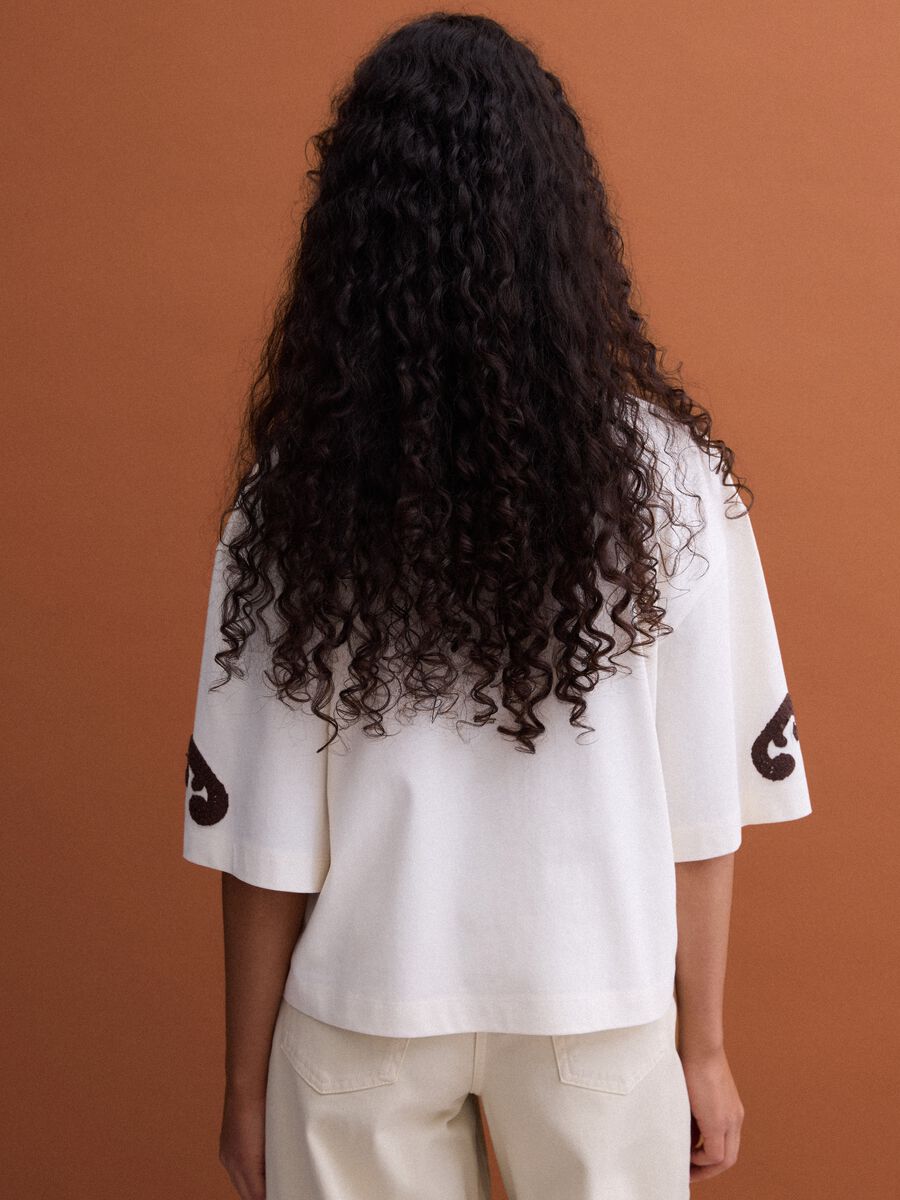 T-shirt beige in puro cotone con ricami regular fit_3