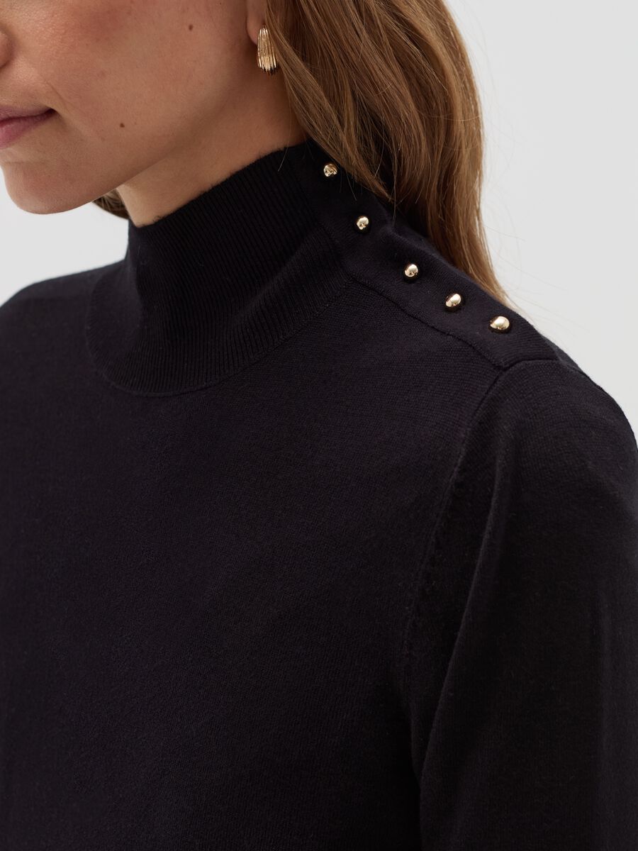 Pullover with high neck and buttons_2
