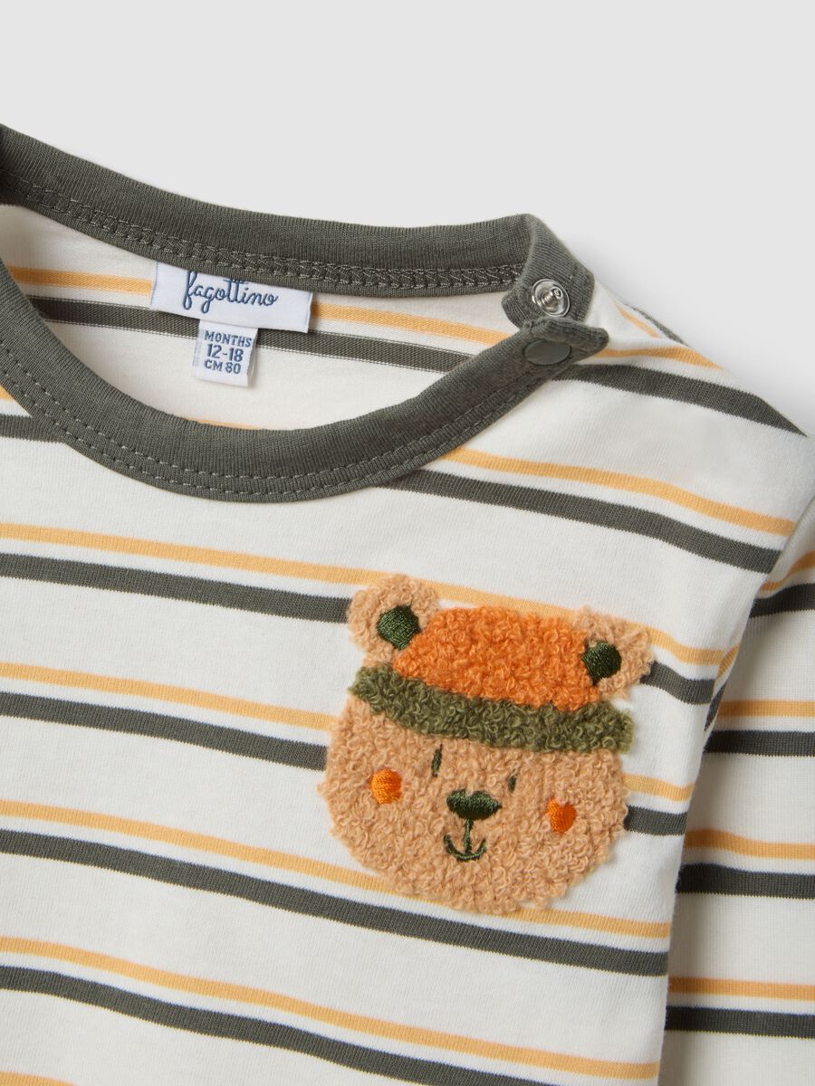 T-shirt bianca a righe multicolor in puro cotone da bimbo con ricamo orsetto_1