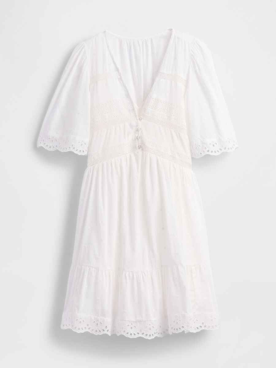 Short white dress in embroidered fabric_3
