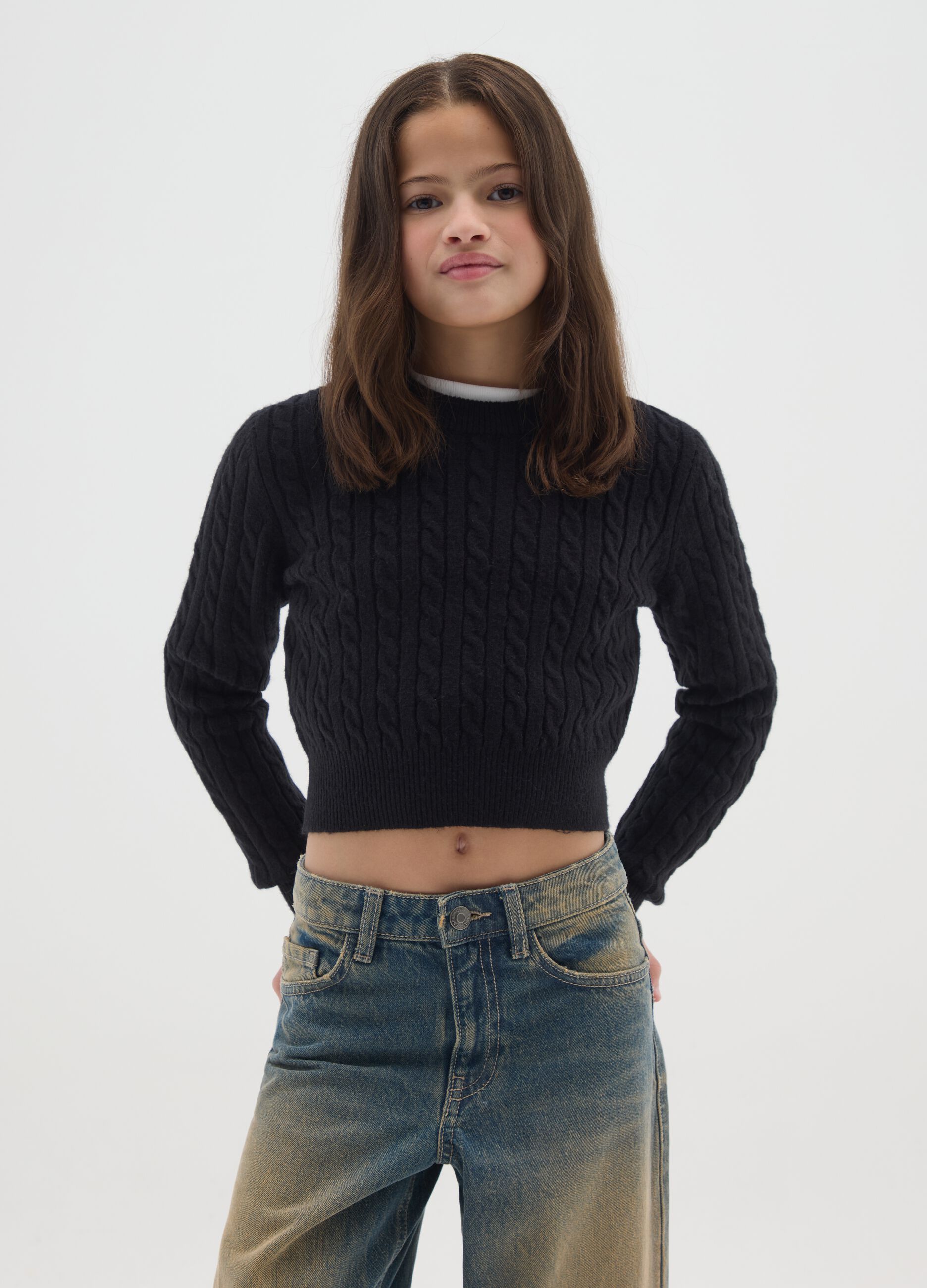 Girls' black crew neck sweater with cable pattern, regular fit