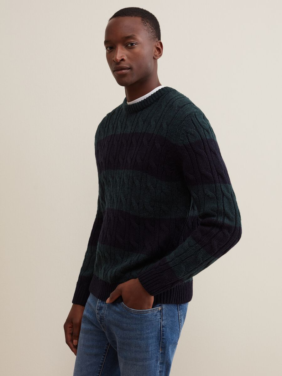 Pullover a righe con lavorazione a trecce_0