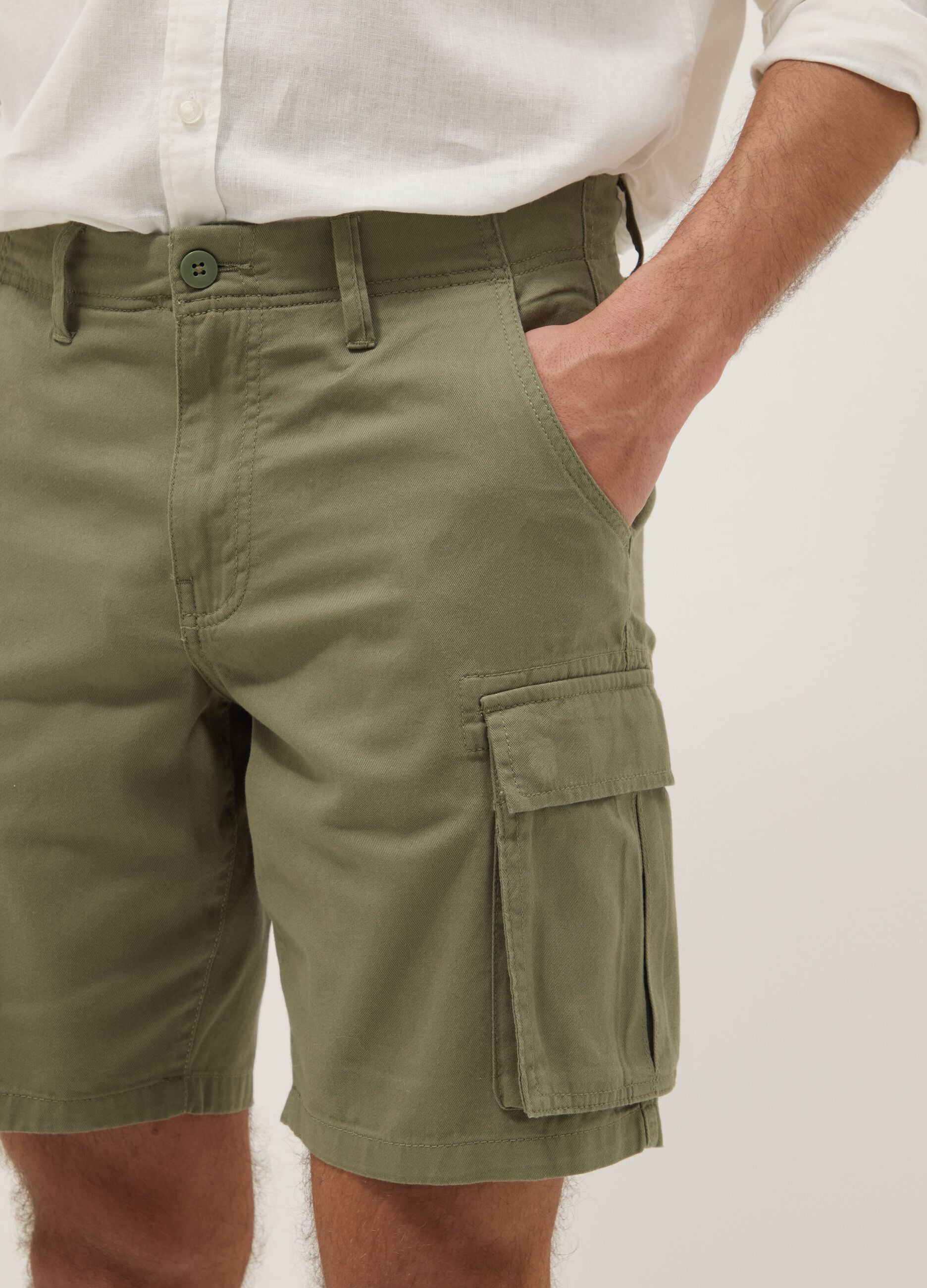 Green cotton cargo shorts in a regular fit