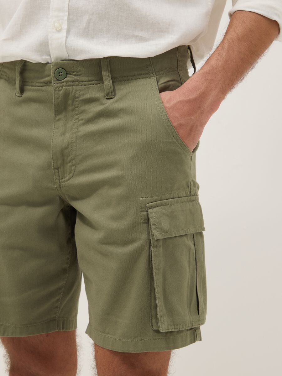 Green cotton cargo shorts in a regular fit_3