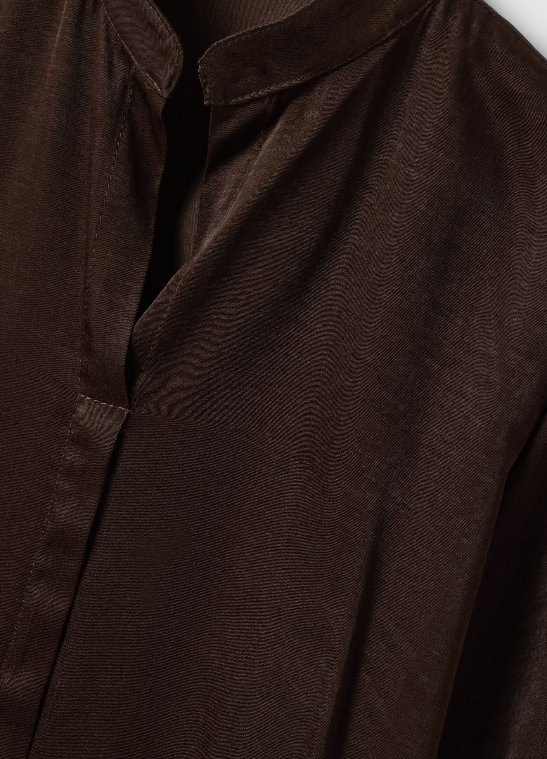Blusa marrone in misto viscosa regular fit con collo coreano