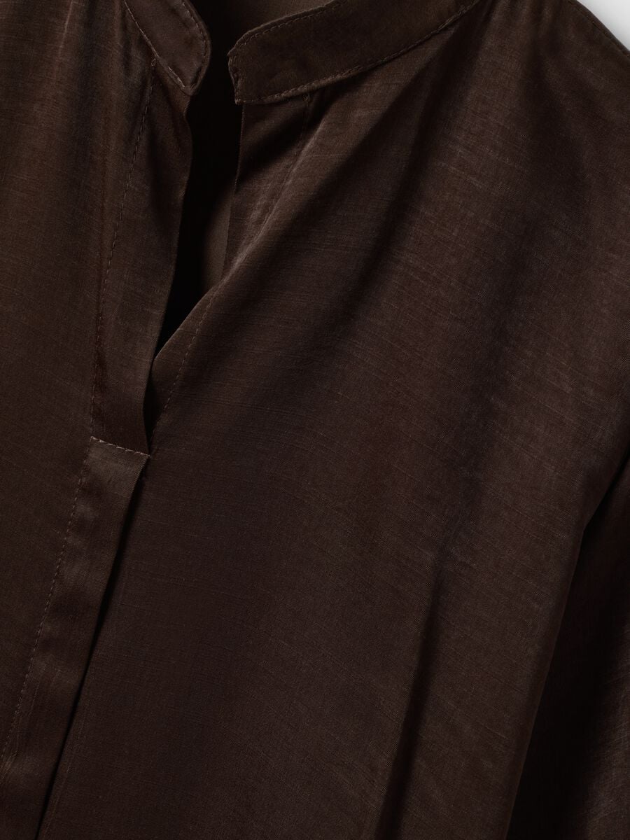 Blusa marrone in misto viscosa regular fit con collo coreano_5
