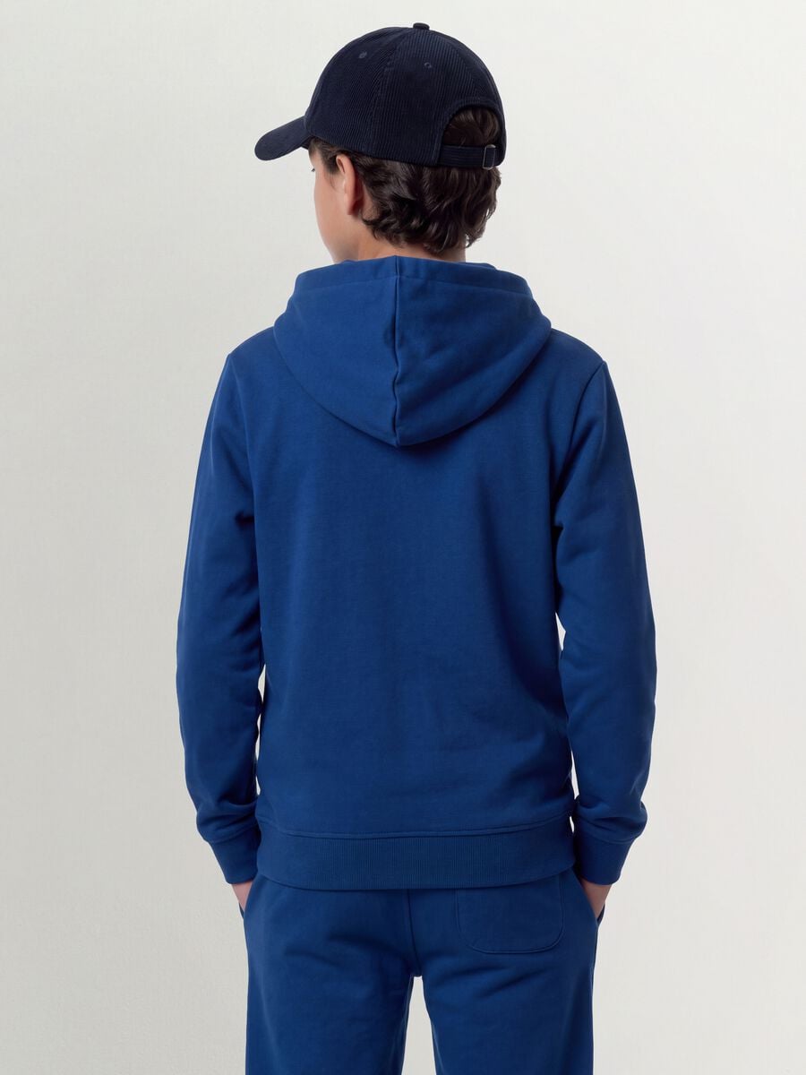 Felpa blu con cappuccio in puro cotone organico regular fit per ragazzo_3