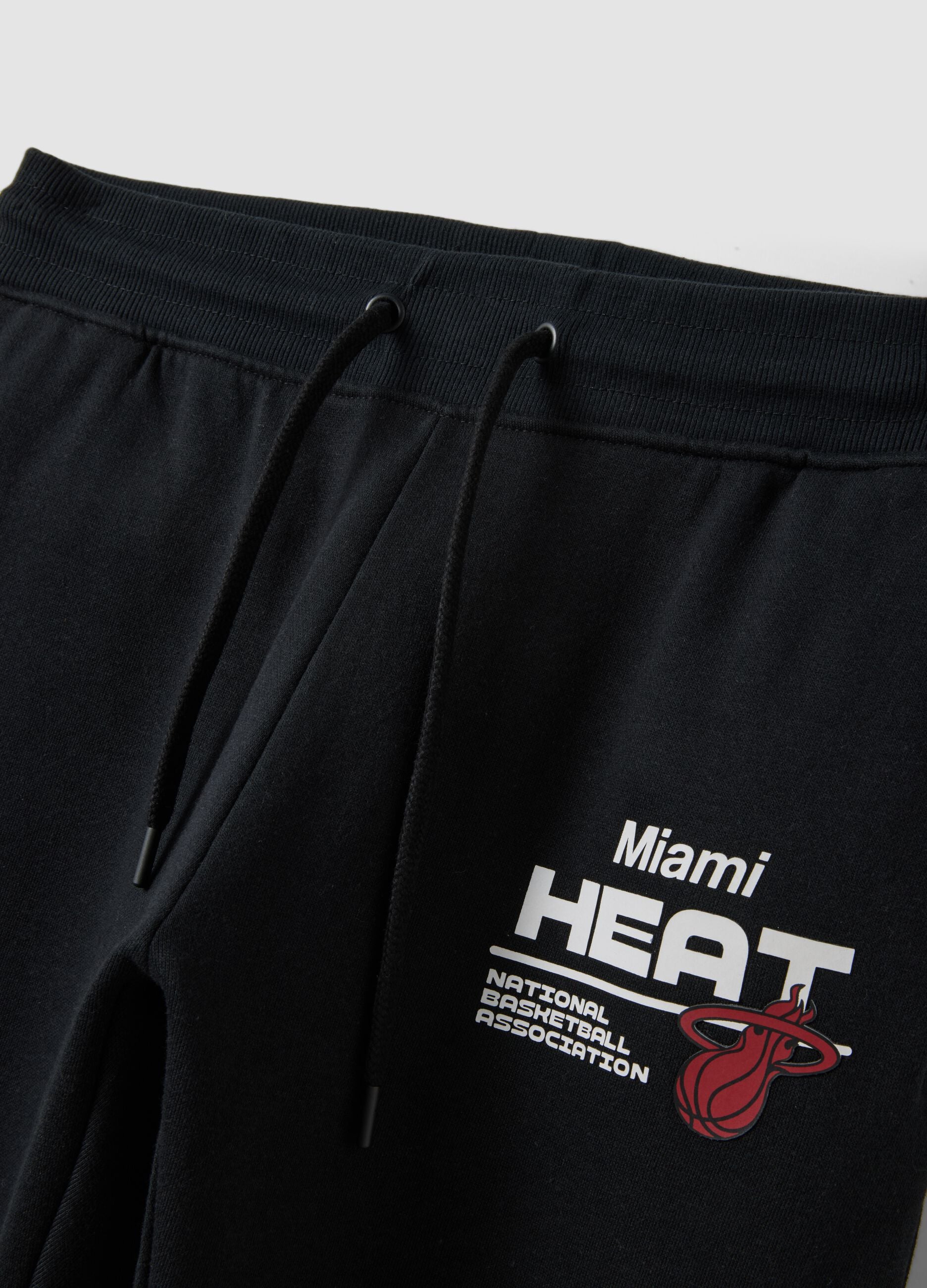 Pantaloni sportivi neri in misto cotone con stampa Miami Heat