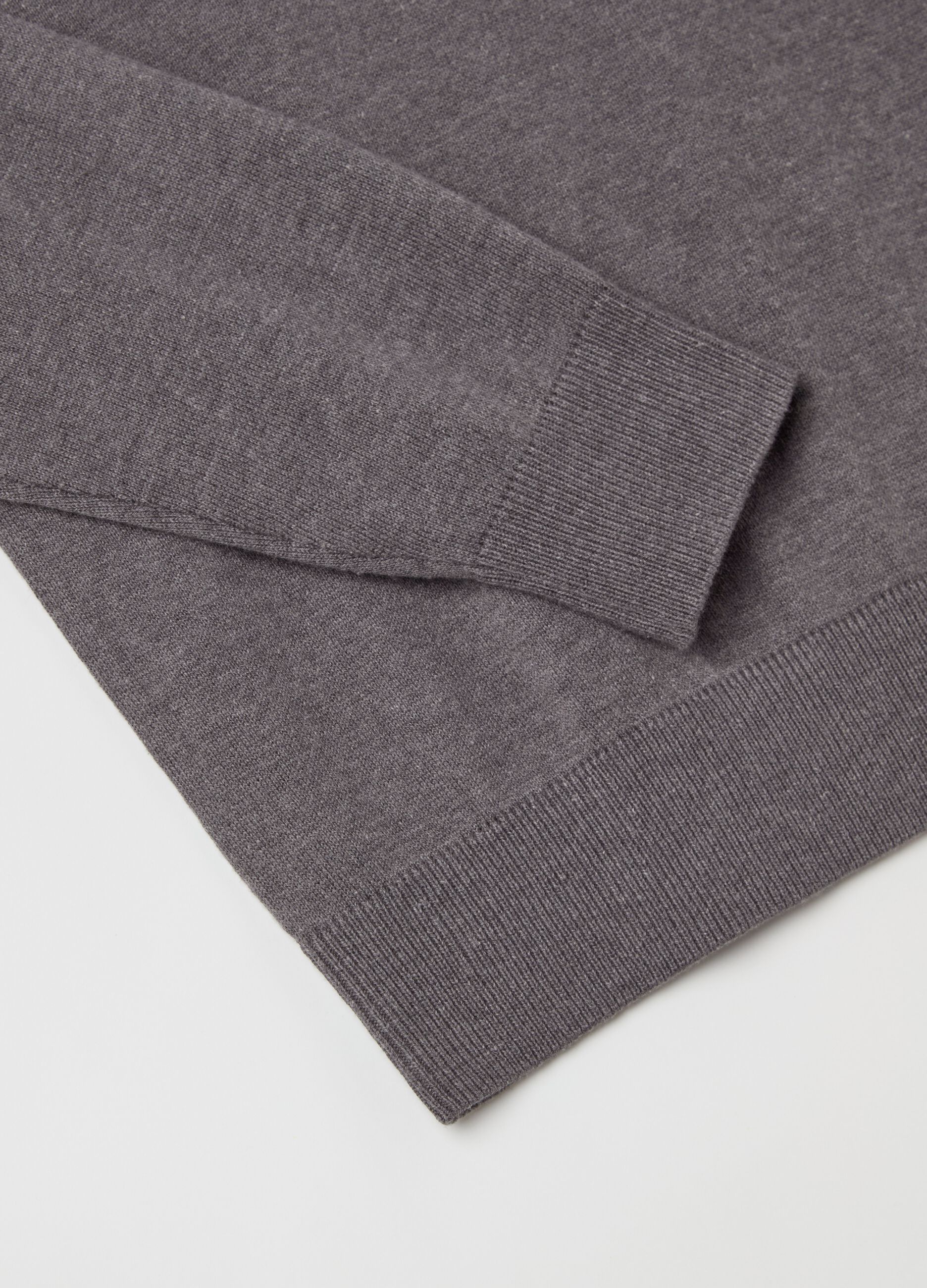 Round neck pullover