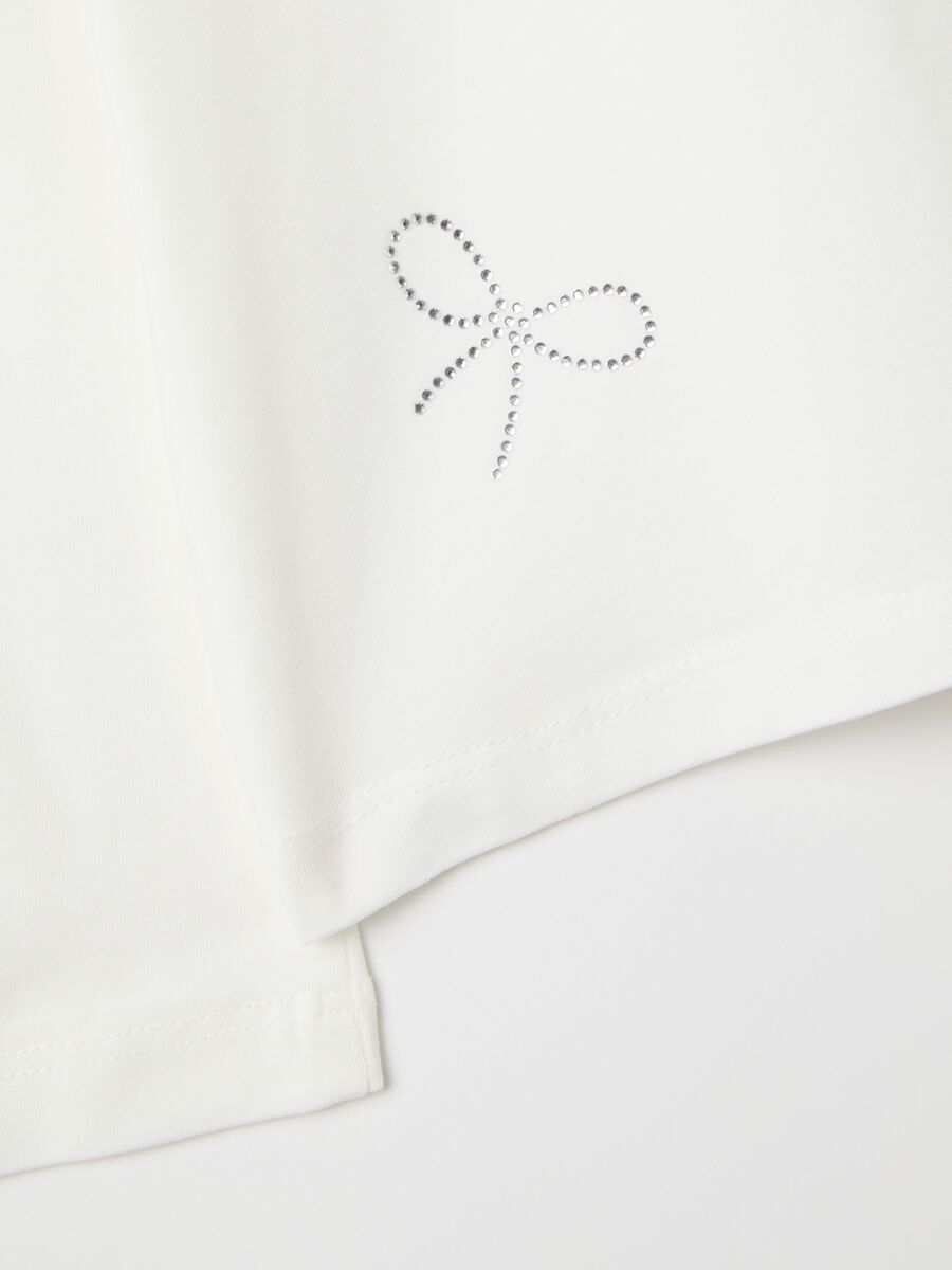 Maglia da bambina in cotone bianco regular fit con fiocchi strass_2