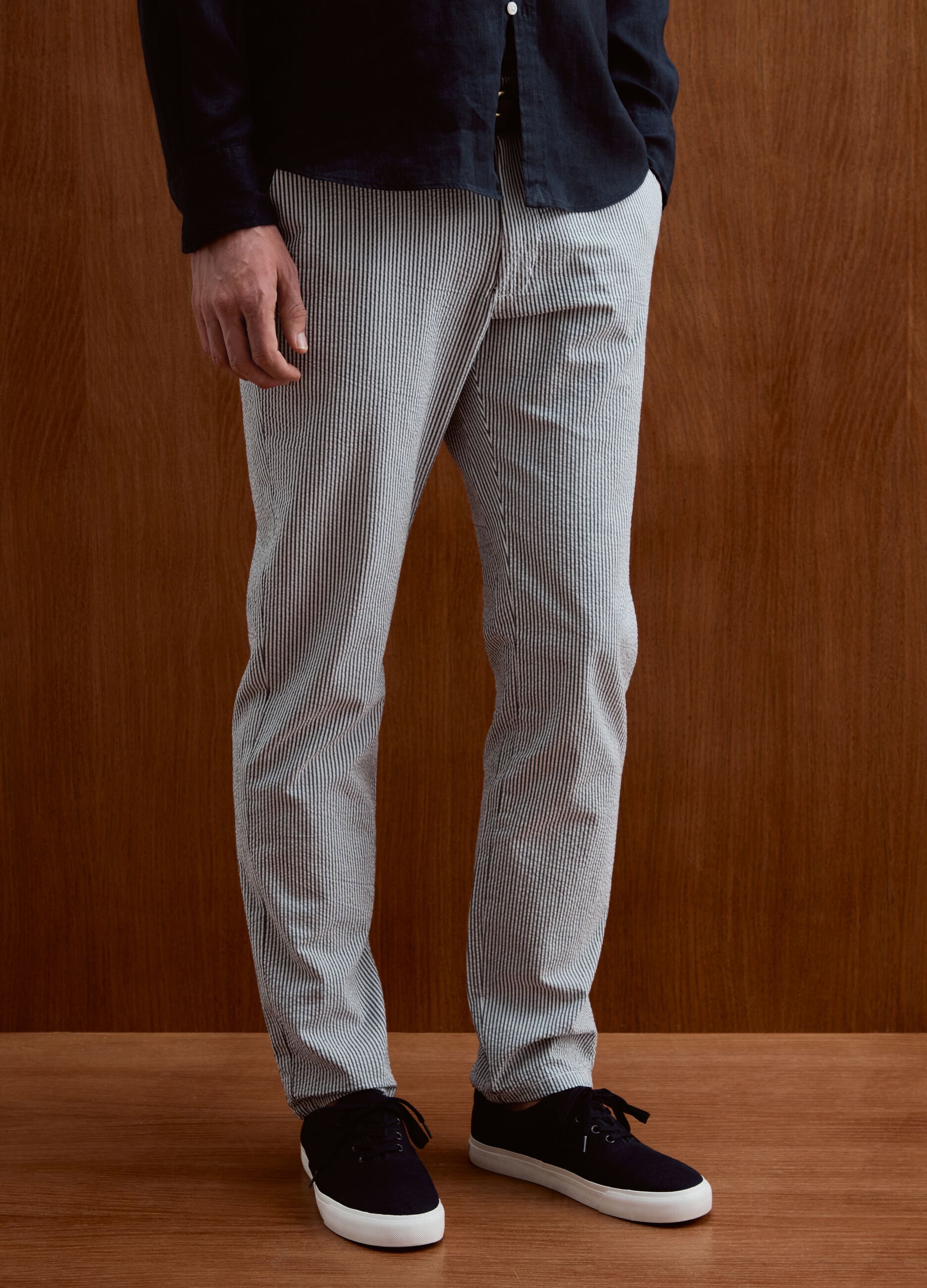 Pantaloni chino in cotone seersucker_1
