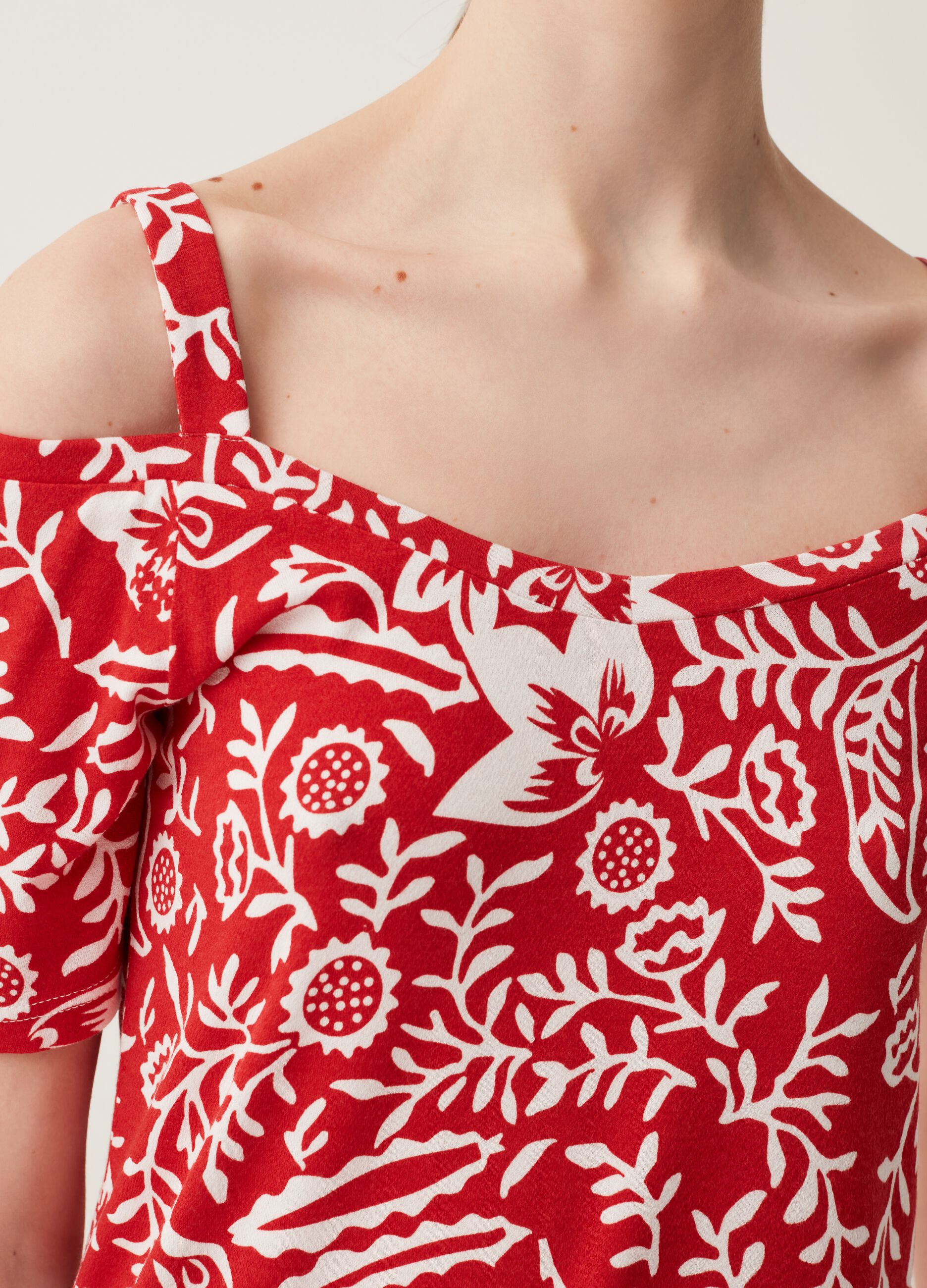 T-shirt con spalle scoperte stampa all-over_3