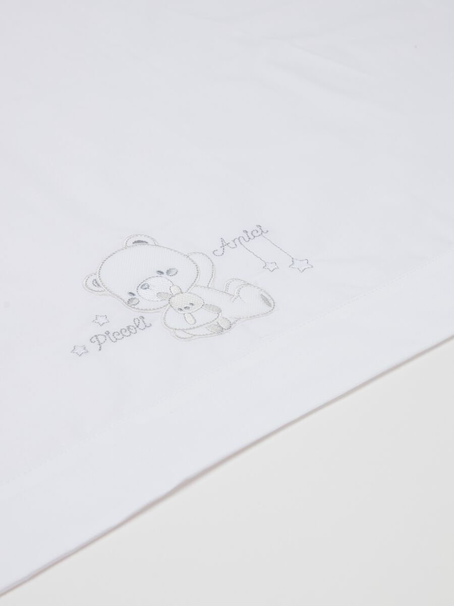 Three-piece maxi crib set with teddy bear embroidery_2