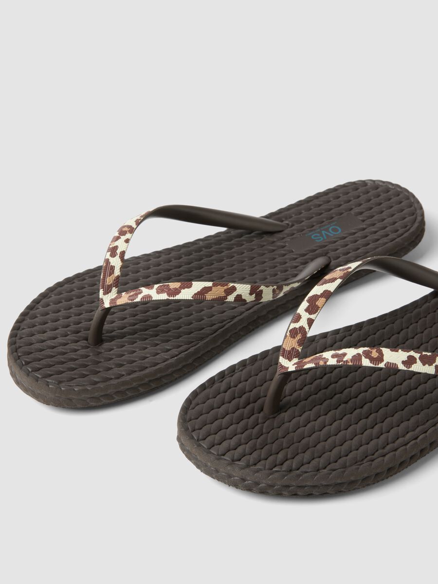 Infradito marroni con fascette leopardate e texture intrecciata_1