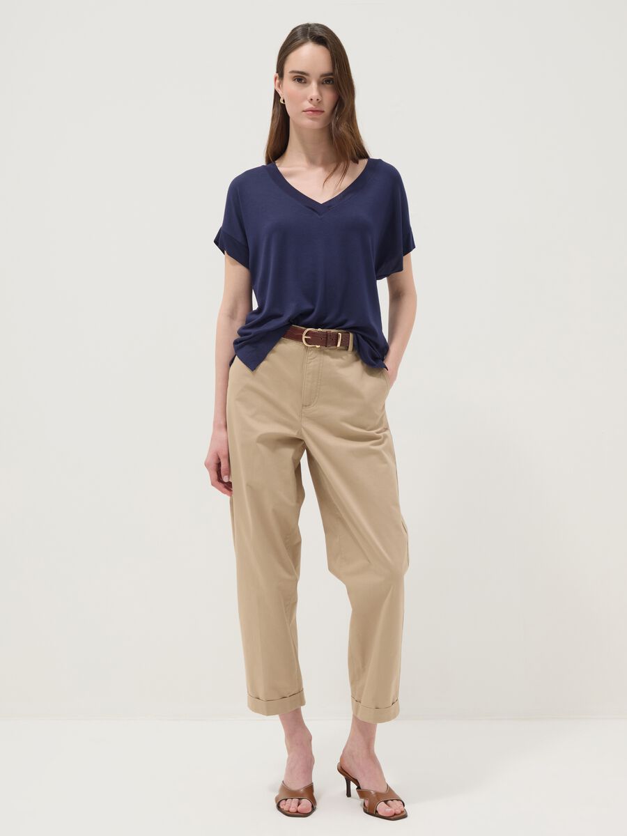 T-shirt blu in viscosa elasticizzato con scollo a V_2
