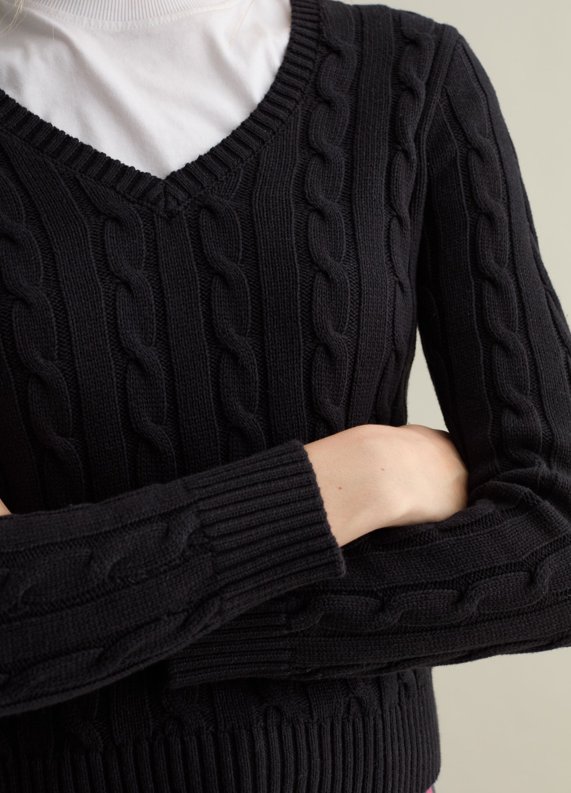Pullover a trecce con scollo a V
