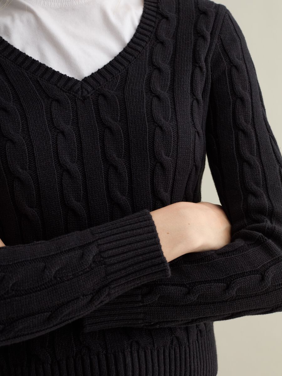 Cable-knit pullover with V neck_3