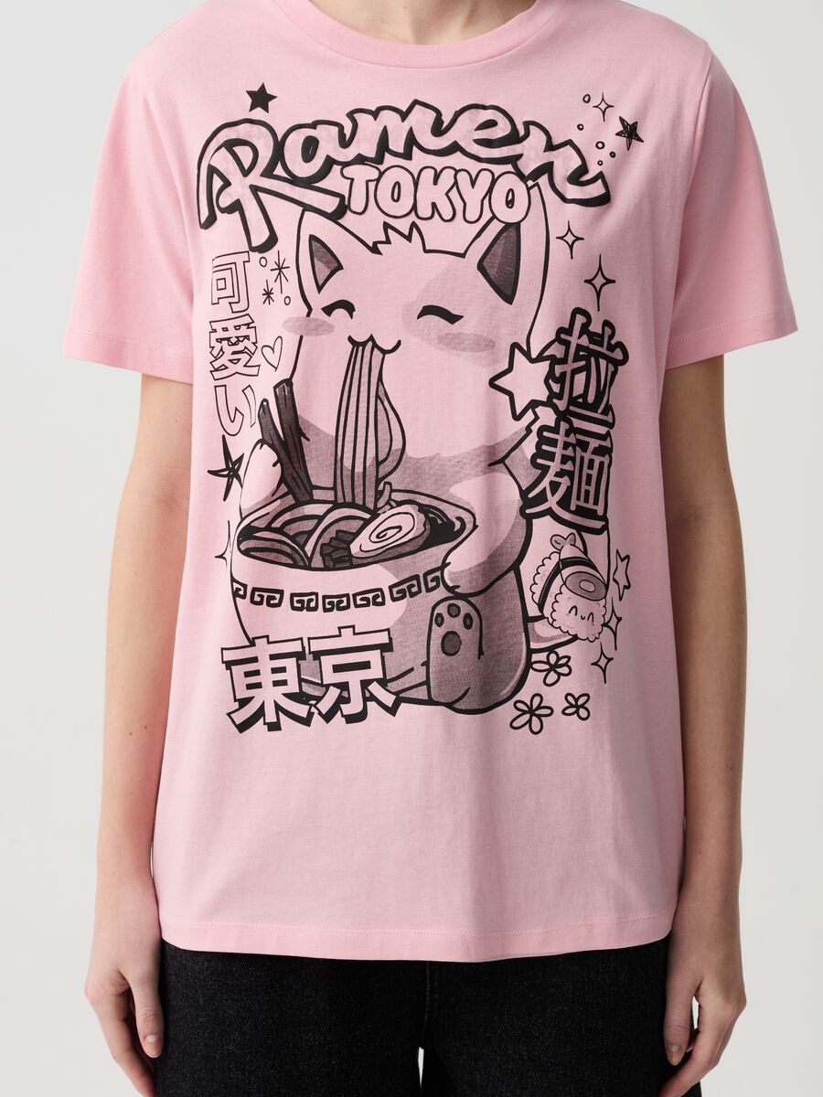 T-shirt with ramen and Japanese kitten print_1