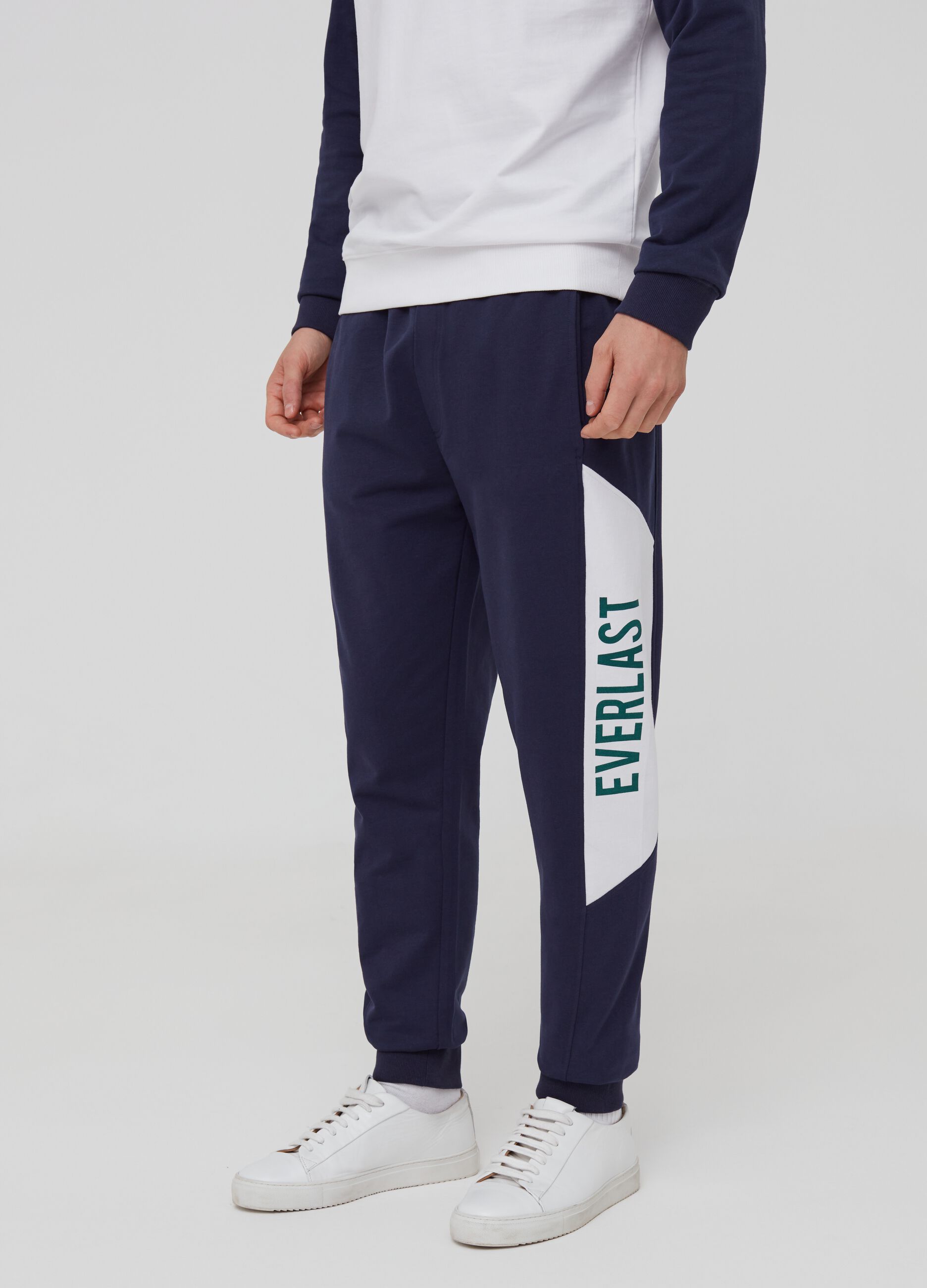 Joggers with Everlast print