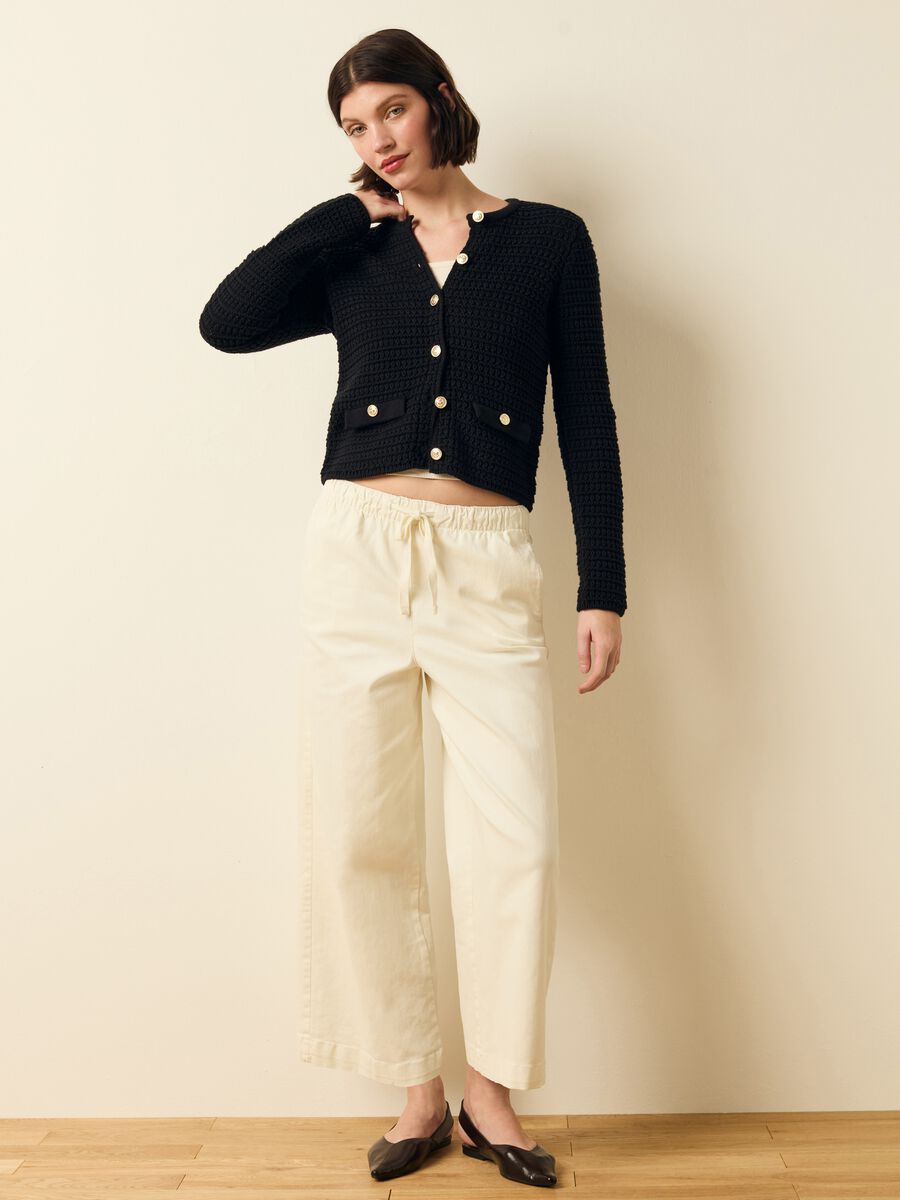 Giacca cardigan tricot con bottoni dorati_2