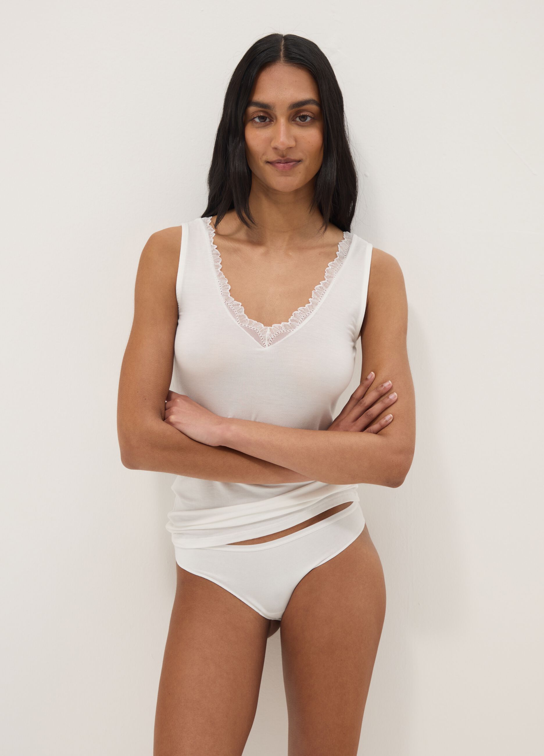 Canottiera bianca regular fit con pizzo