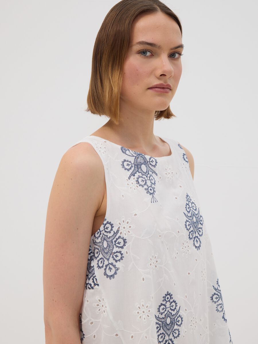 Abito bianco traforato in puro cotone con ricami blu regular fit_3