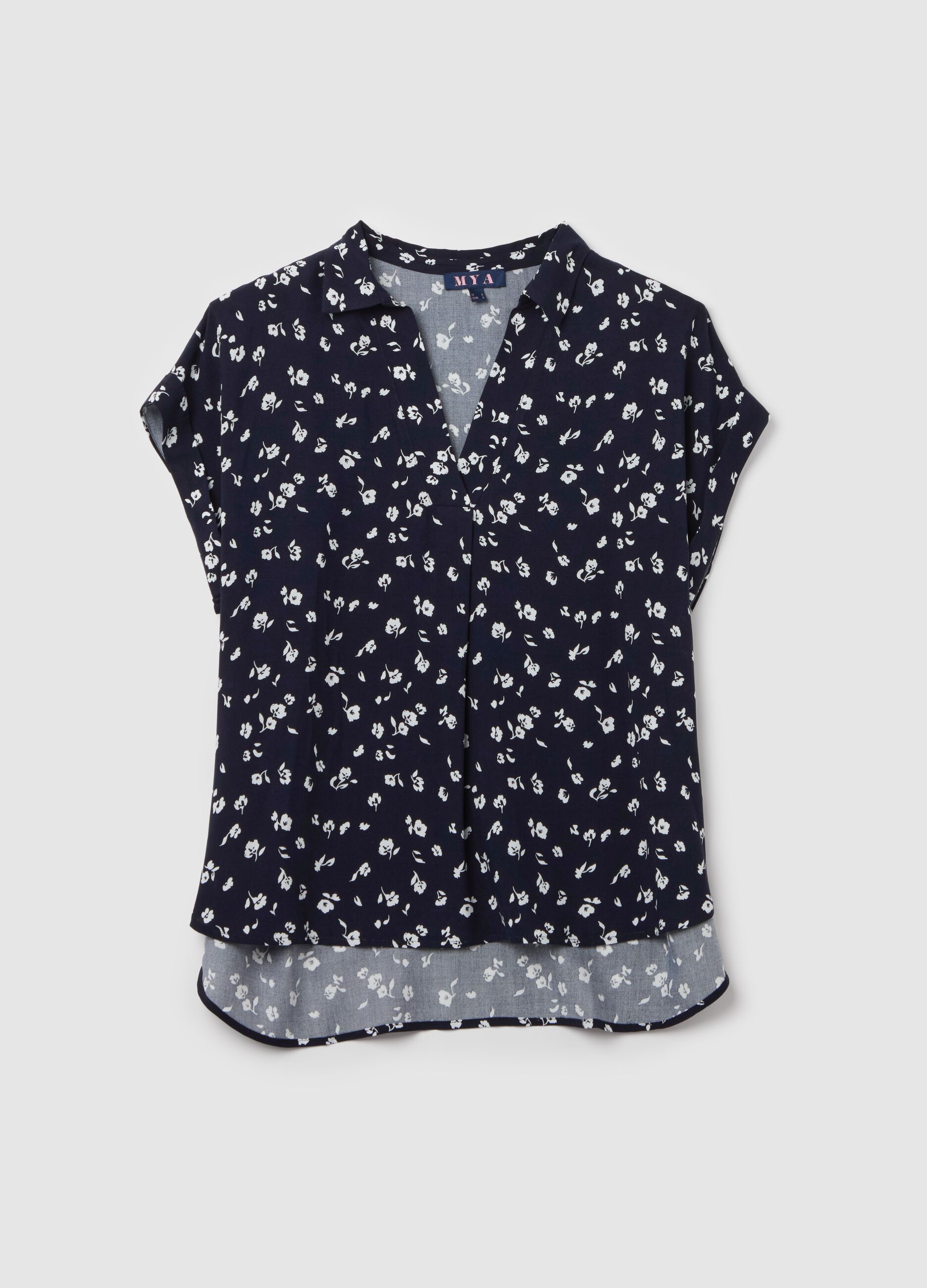 Curvy blouse with V neckline and pattern