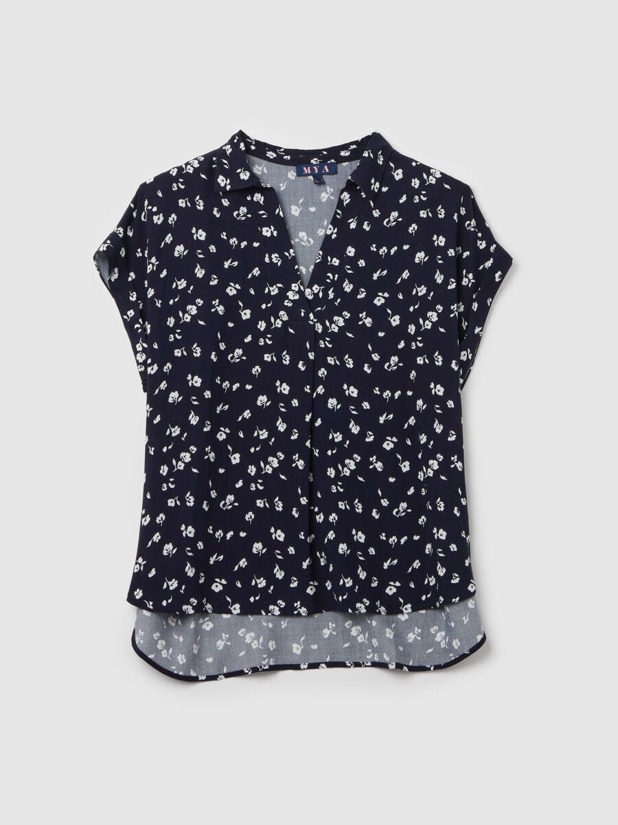 Curvy blouse with V neckline and pattern_4