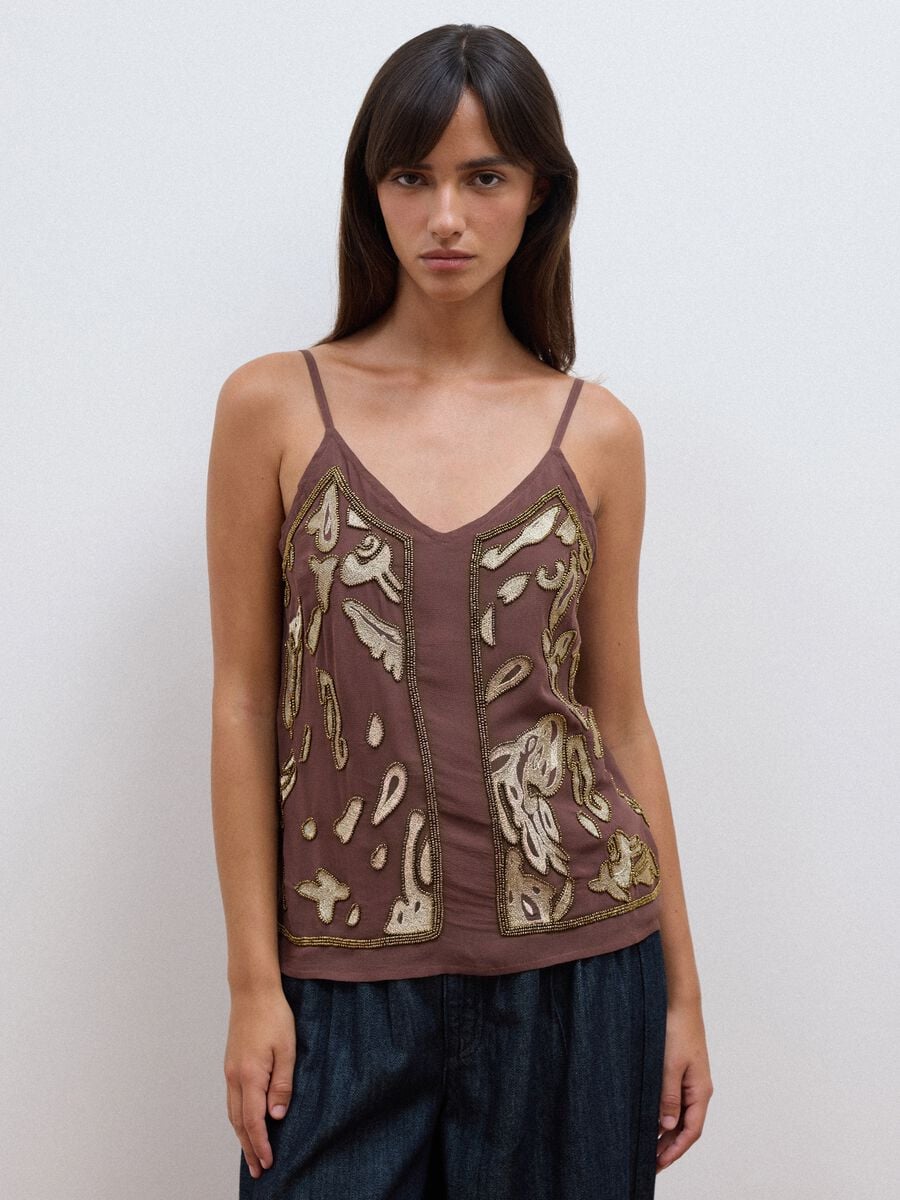 Top fitted marrone in pura viscosa con bretelle sottili e fantasia ricamata_1