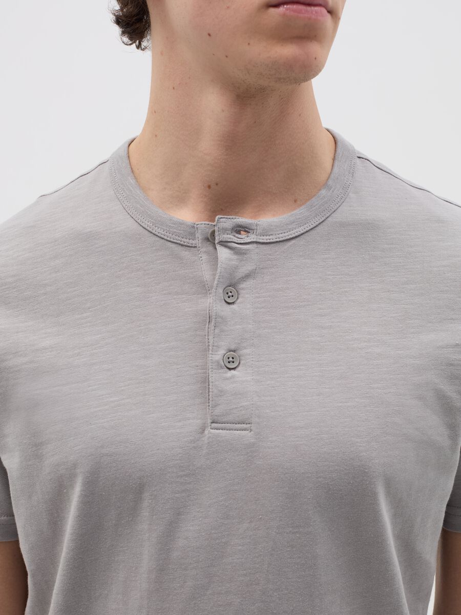 Cotton T-shirt with granddad neckline_2