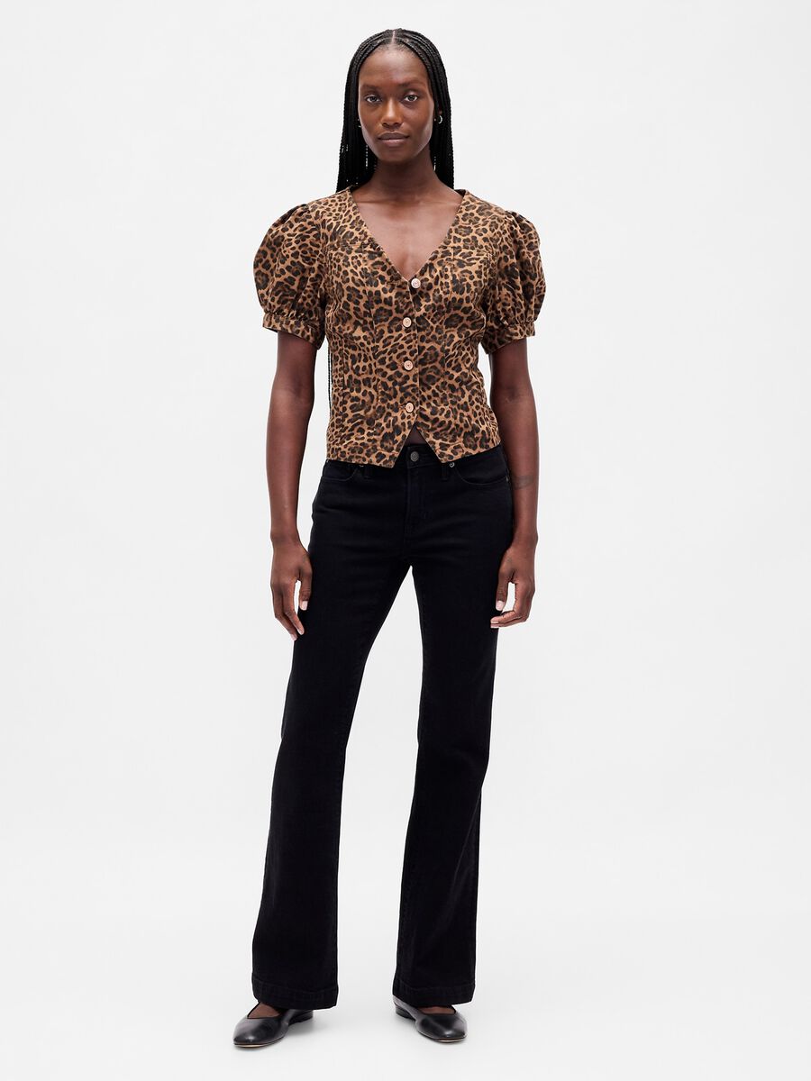 Camicia marrone con stampa leopardata a maniche corte_3