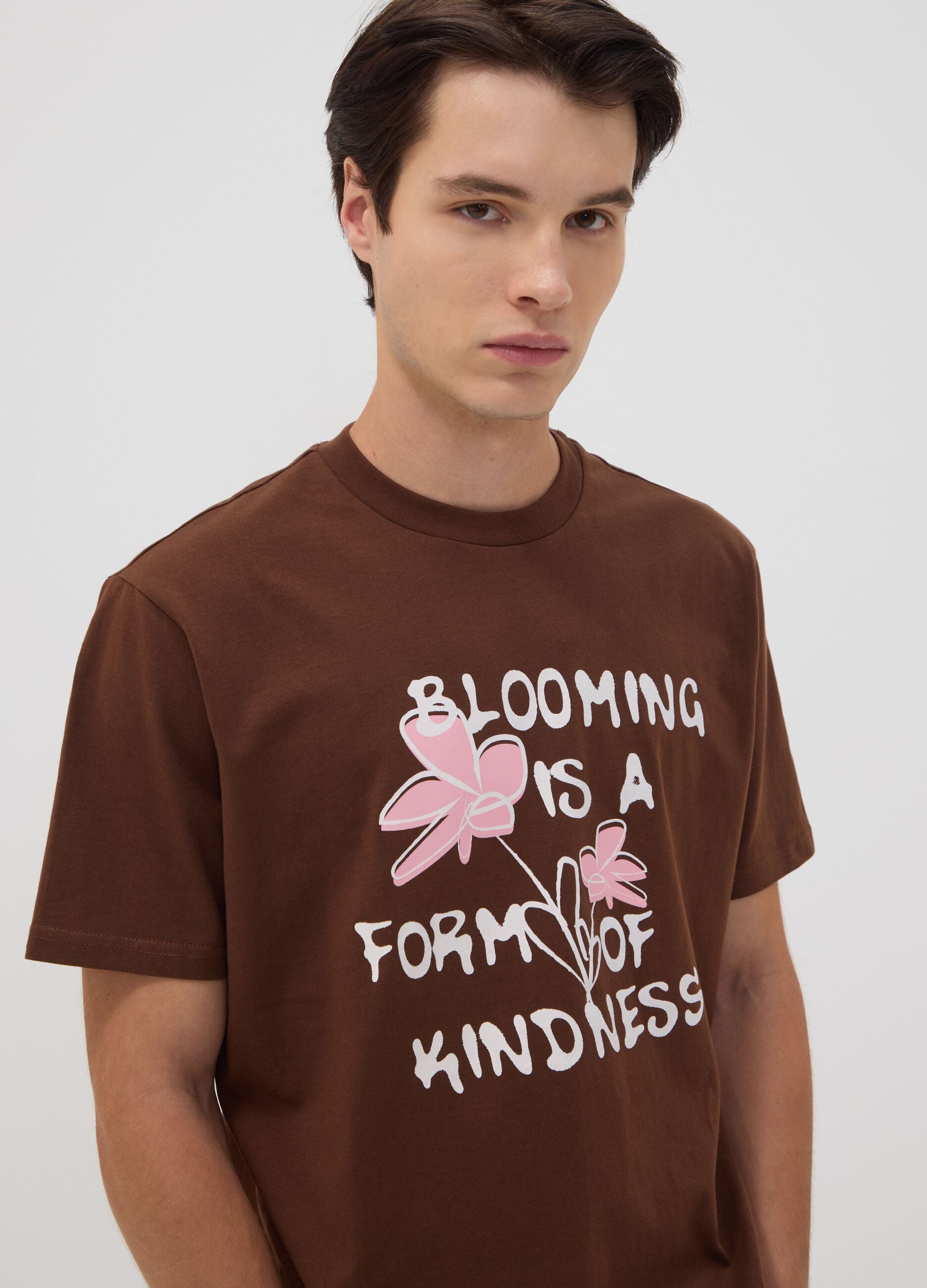 T-shirt marrone in puro cotone jersey con scritta regular fit