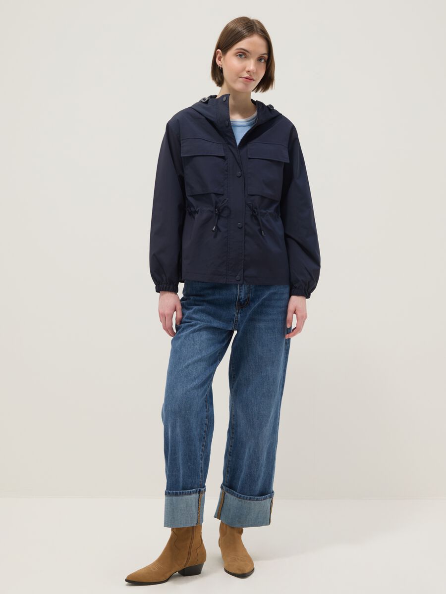 Giacca impermeabile blu regular fit con tasche e cappuccio_2