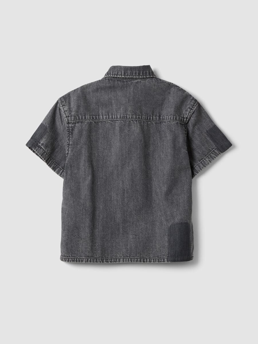 Camicia grigia in puro cotone a maniche corte con patch per bambino_1