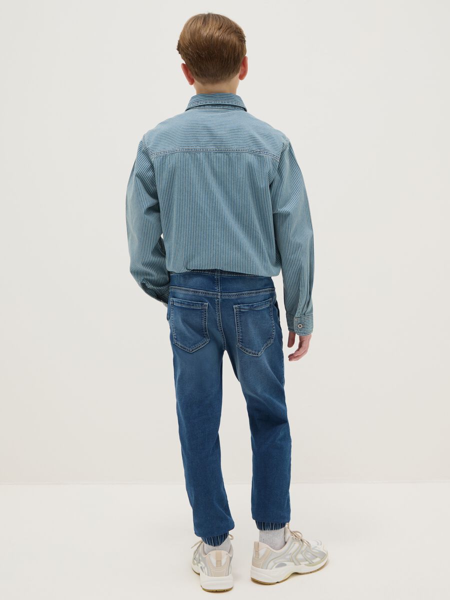 Jeans in denim blu da ragazzo regular fit con vita elastica_1