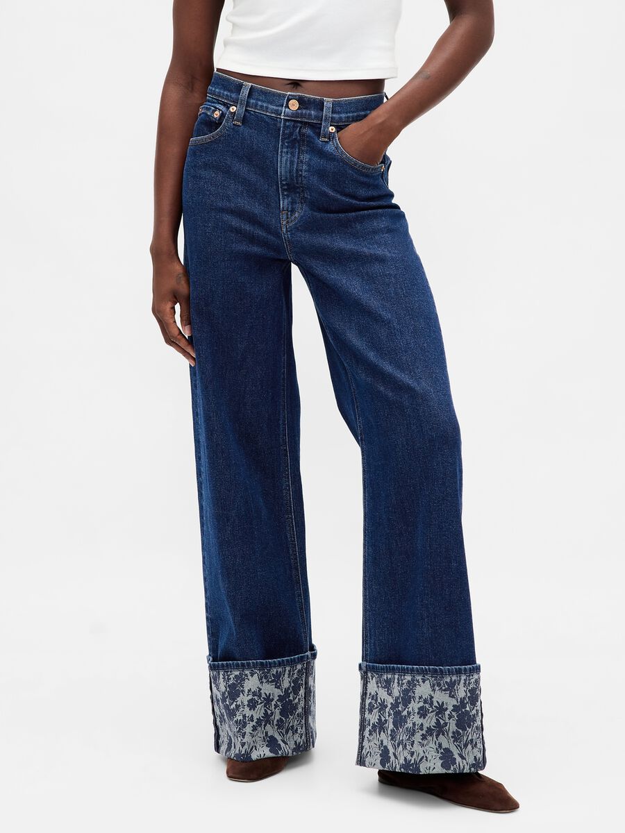 Pantaloni larghi in denim con risvolto floreale_1
