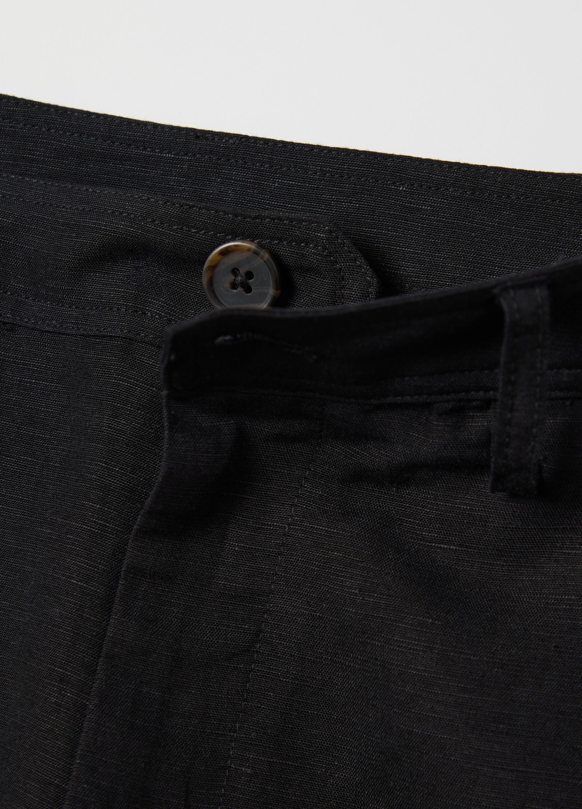 Black Bermuda shorts in linen and viscose