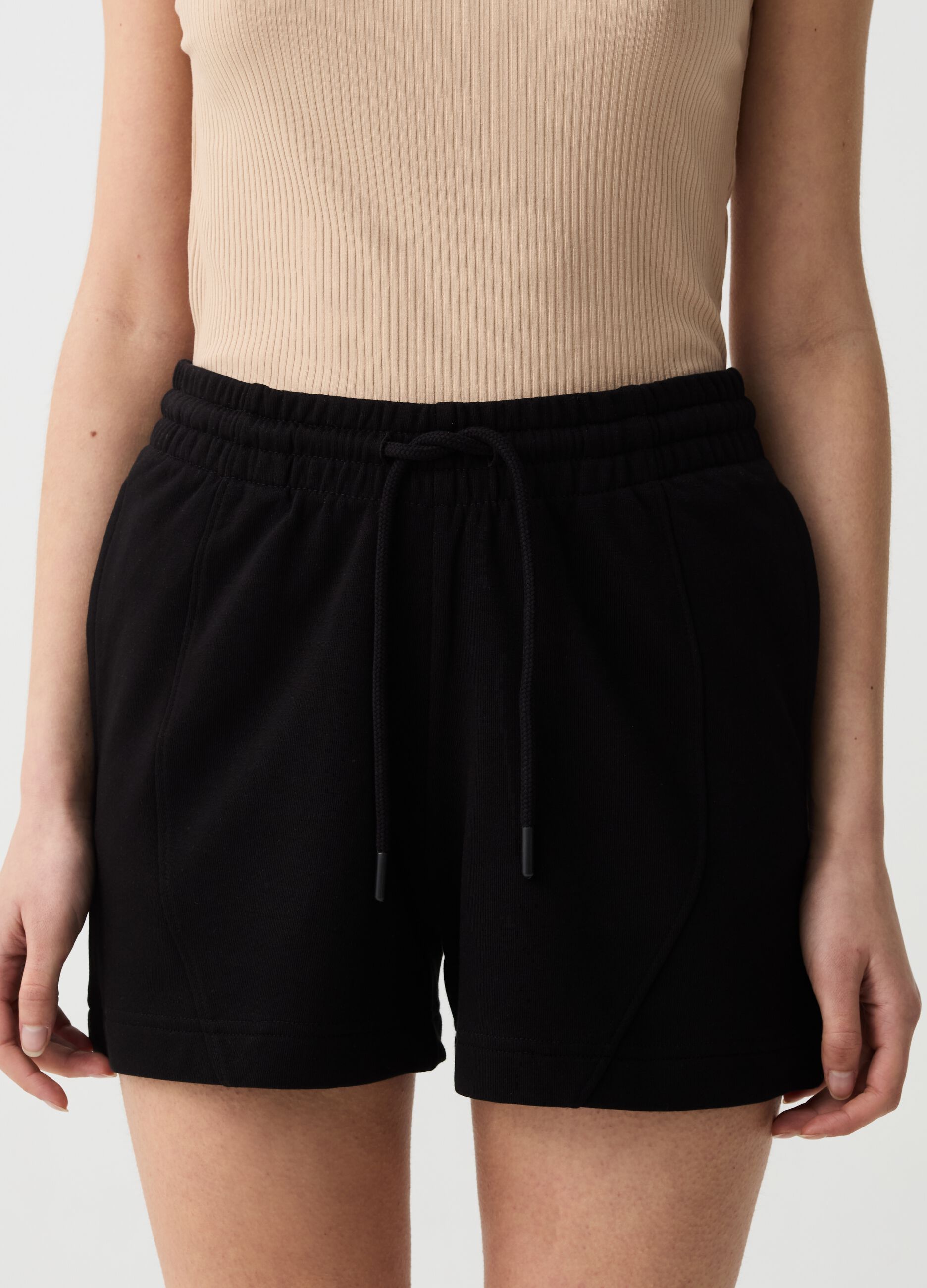 Essential shorts with raised stitching