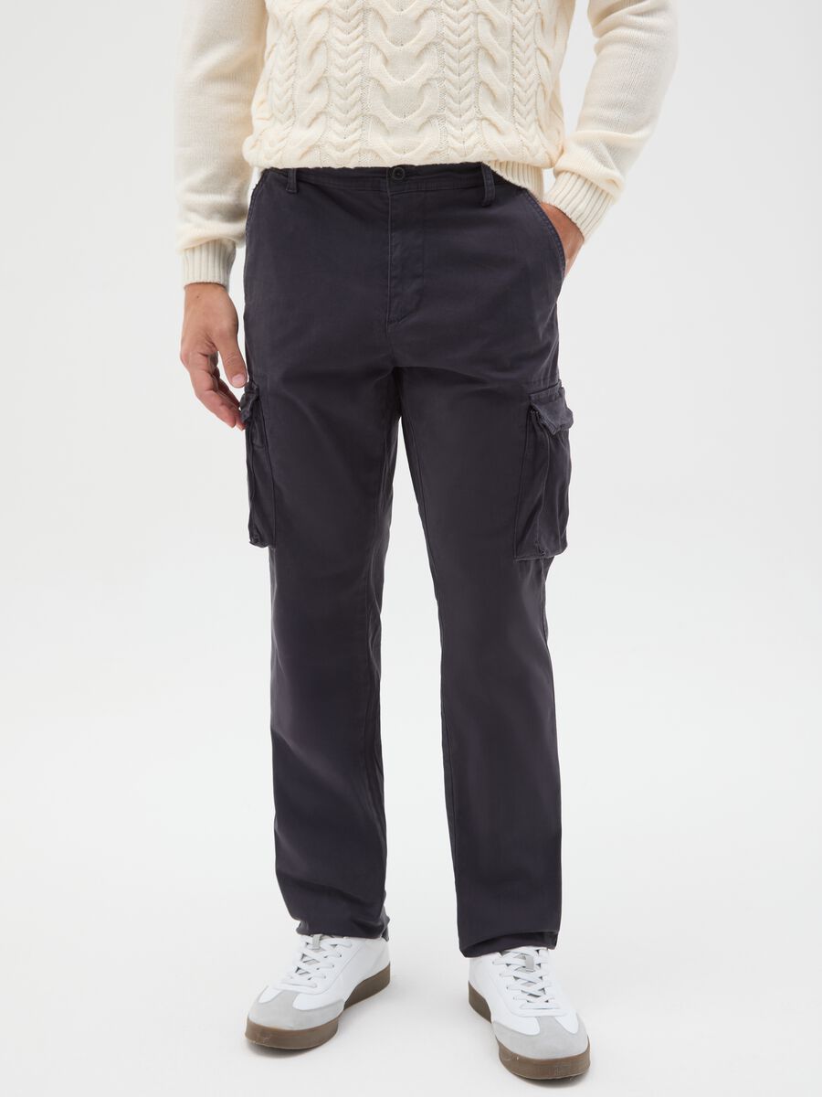 Pantaloni cargo blu in cotone elasticizzato slim fit_1