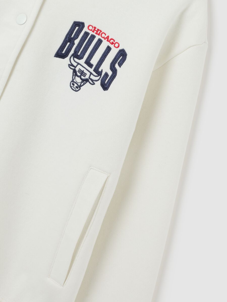 Oversized white cotton blend sweatshirt with Chicago Bulls print_1