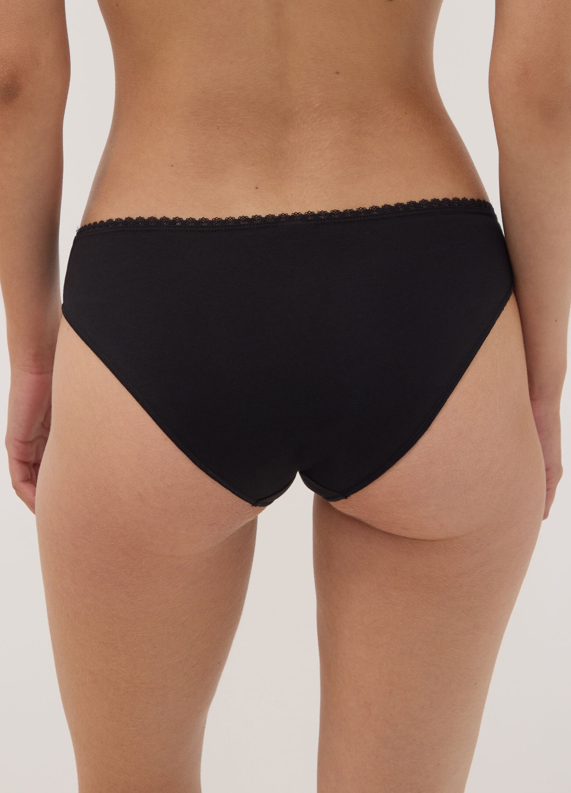 Three-pack of black and white briefs in stretch organic cotton blend